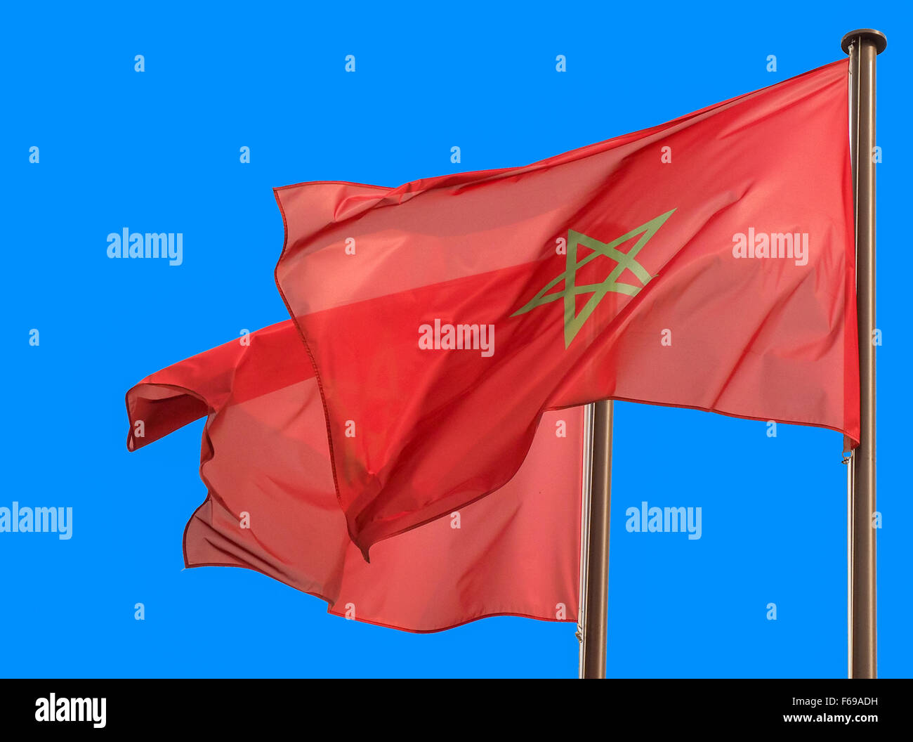 Marruecos Dos banderas ondeando en el cielo azul, copia espacio en el lado izquierdo Foto de stock