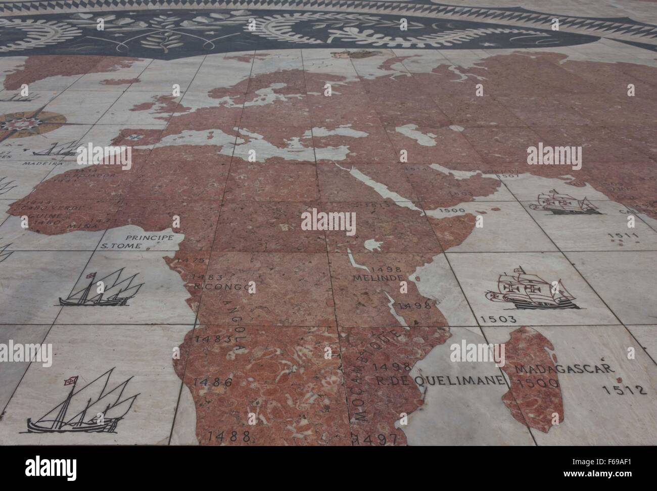 Lisboa, Portugal - 24 de octubre de 2014: mármol WindRose de Belem en Lisboa, con el mapa de los continentes de África, Europa y Asia. Foto de stock