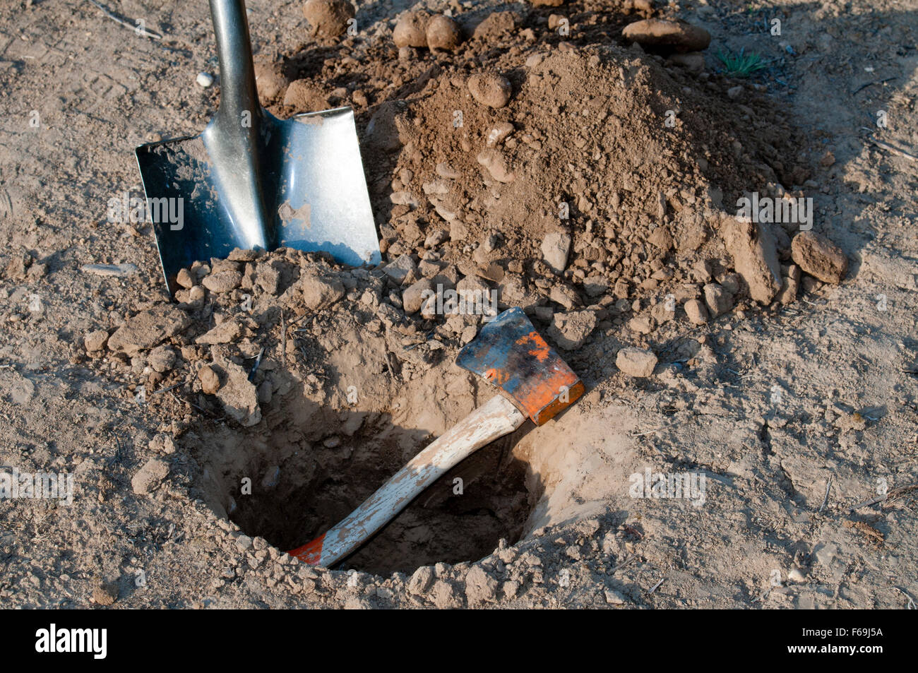 Imagen conceptual: enterrar el hacha de guerra Foto de stock