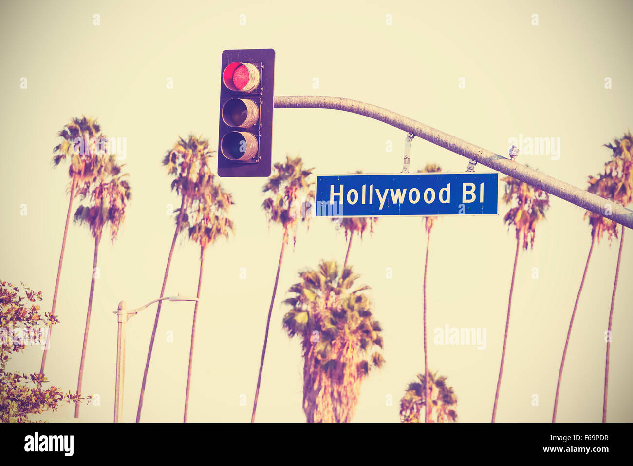 Tonos Vintage Retro Hollywood Boulevard firmar y semáforos con palmeras en el fondo, Los Angeles, Estados Unidos. Foto de stock