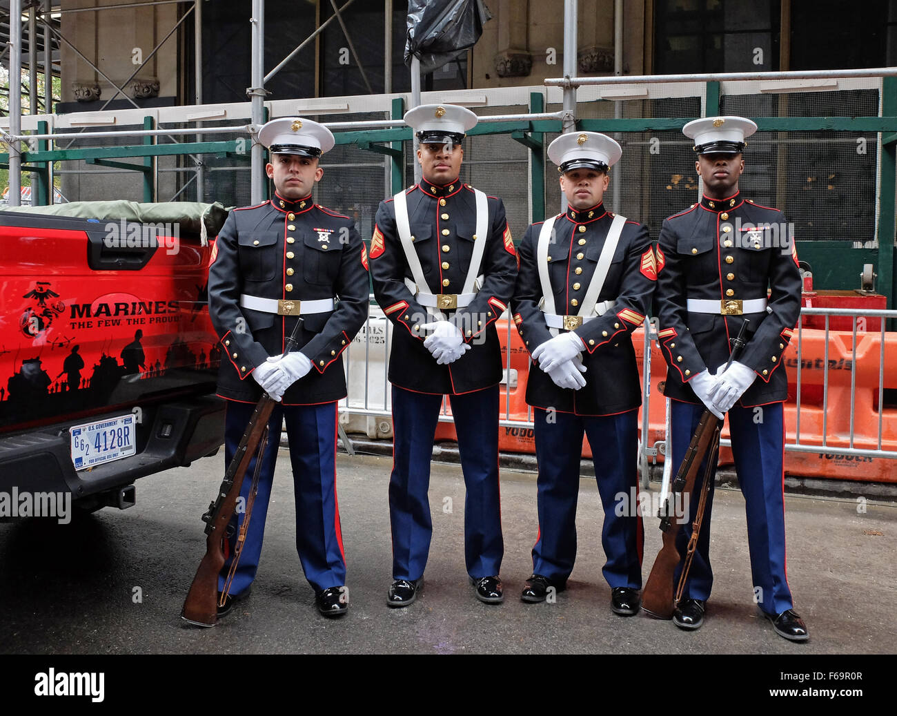 Cuatro Infantes de Marina de los Estados Unidos de uniforme antes del 2015 Desfile del Día del Veterano en la Ciudad de Nueva York Foto de stock