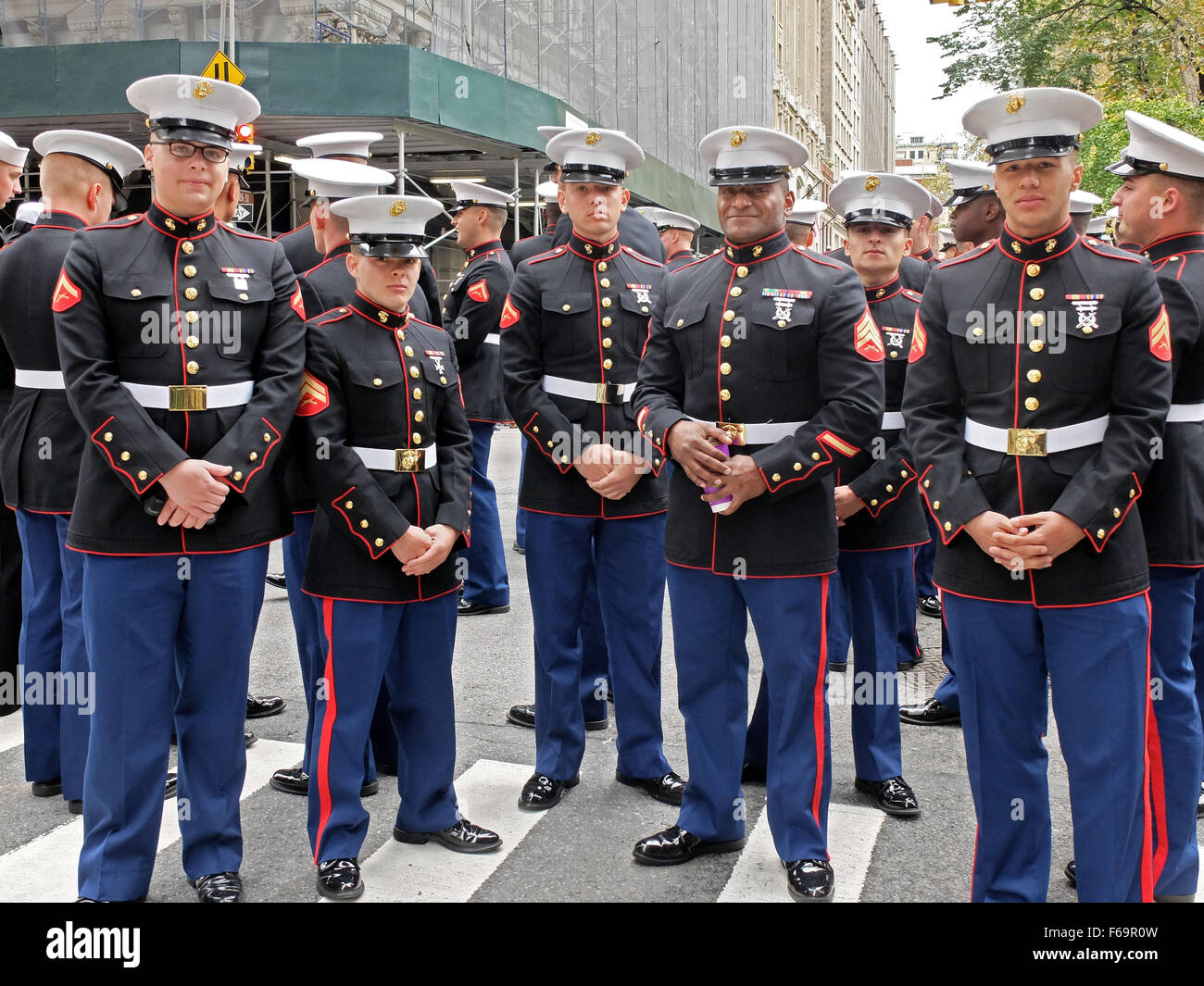 Un grupo de infantes de Marina de los Estados Unidos de uniforme antes del 2015 Desfile del Día del Veterano en la Ciudad de Nueva York Foto de stock
