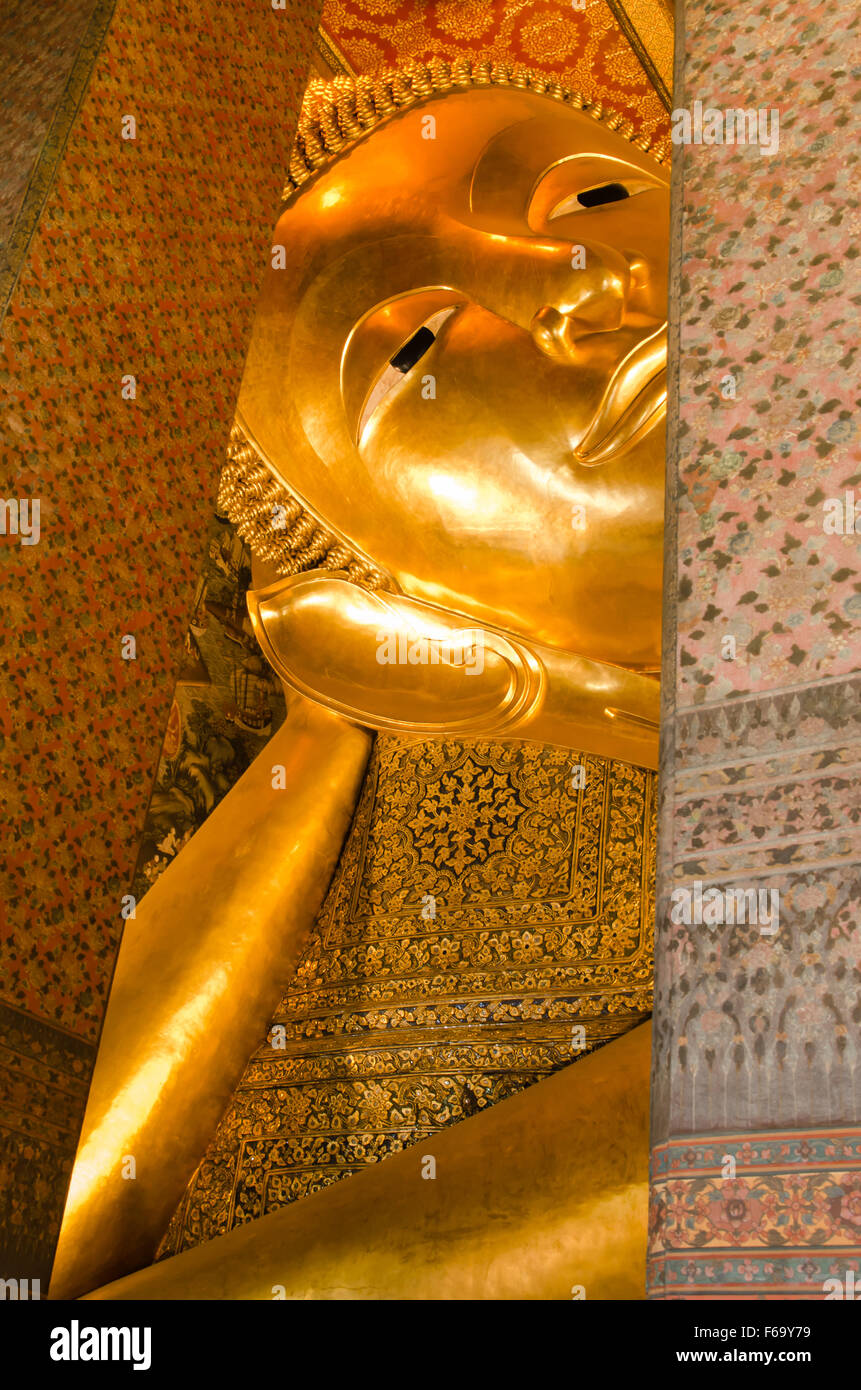 Estatua de Buda reclinado de oro de Wat Pho, en Bangkok, Tailandia. Foto de stock