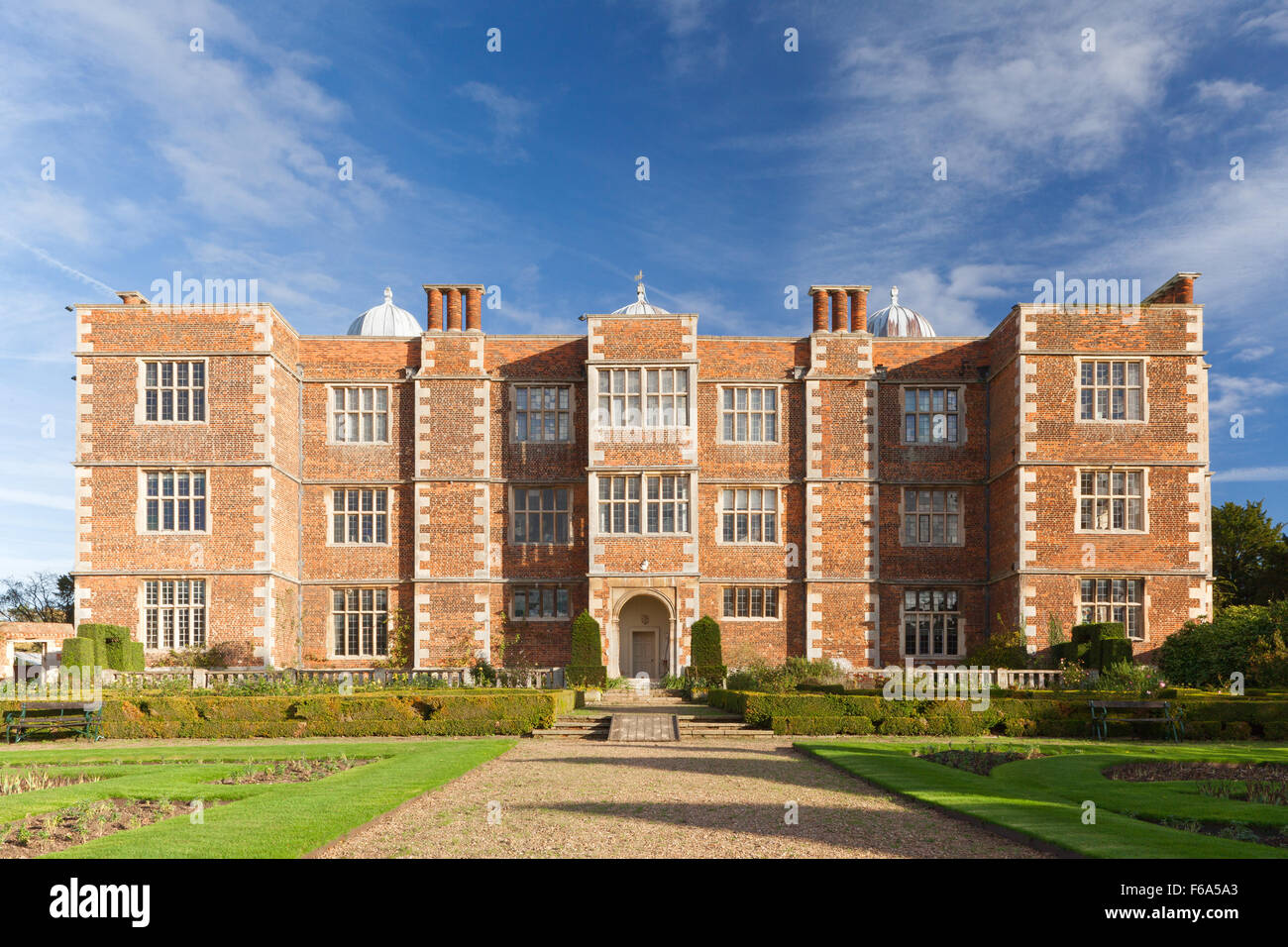 El frente occidental de Doddington Hall y jardines, Lincolnshire, Reino Unido. Otoño, noviembre de 2015. Foto de stock
