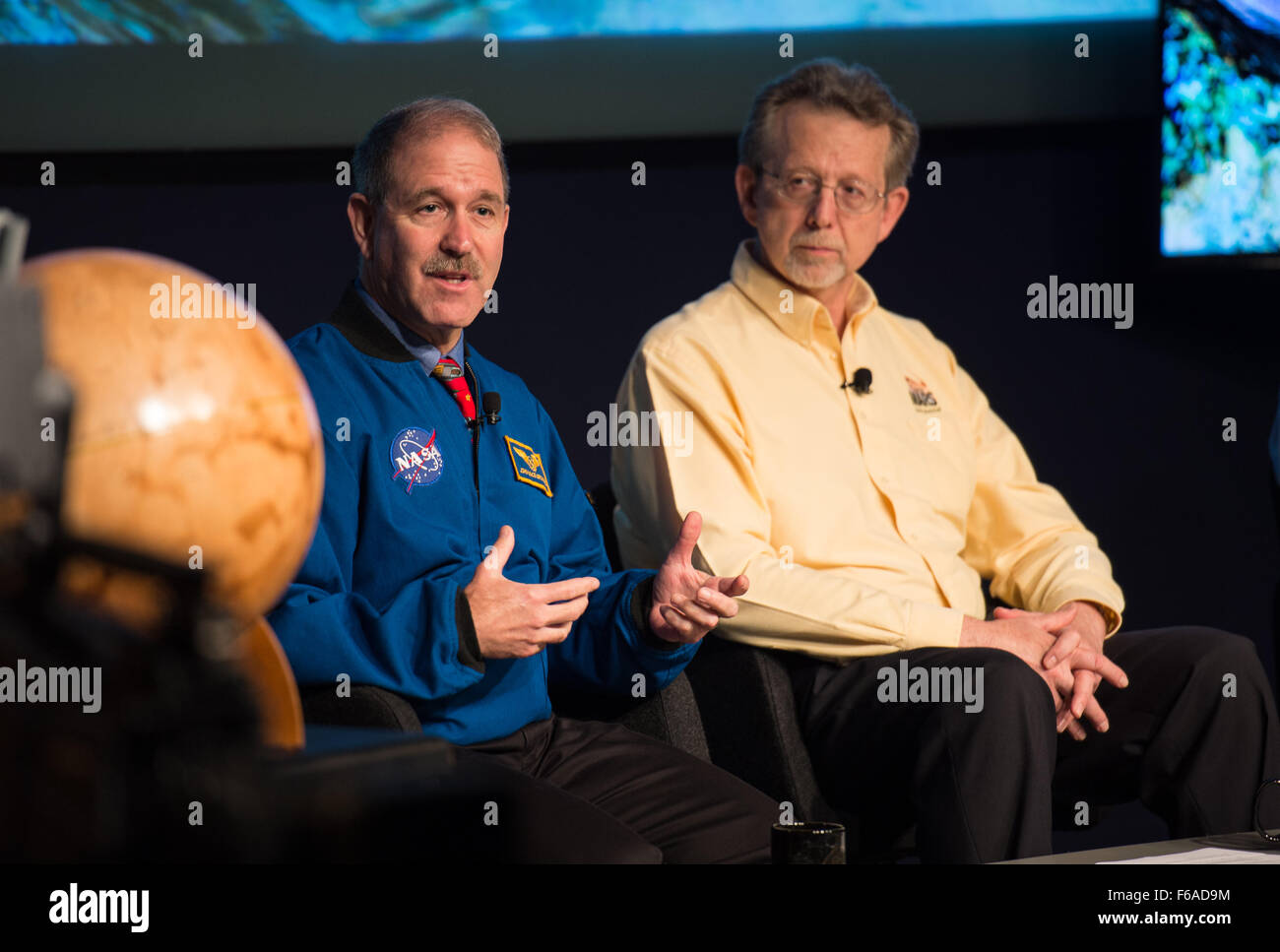 John Grunsfeld, Administrador Asociado, misiones científicas de la NASA, izquierda, habla en una conferencia de prensa anunciando la presencia de agua en Marte el lunes, 28 de septiembre de 2015 en la Sede de la NASA en Washington, DC. Los hallazgos están siendo presentados esta semana en el Congreso Europeo de Ciencia Planetaria en Francia y se detallan en un documento de investigación titulado, "evidencia espectral de sales hidratadas en salmuera flujos estacionales en Marte." Crédito de la foto: (NASA/Aubrey Gemignani) Foto de stock