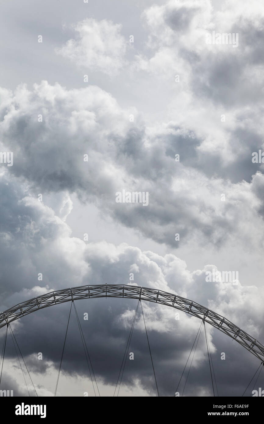 El arco de Wembley Stadium contra un cielo nublado, Londres, Reino Unido. Foto de stock