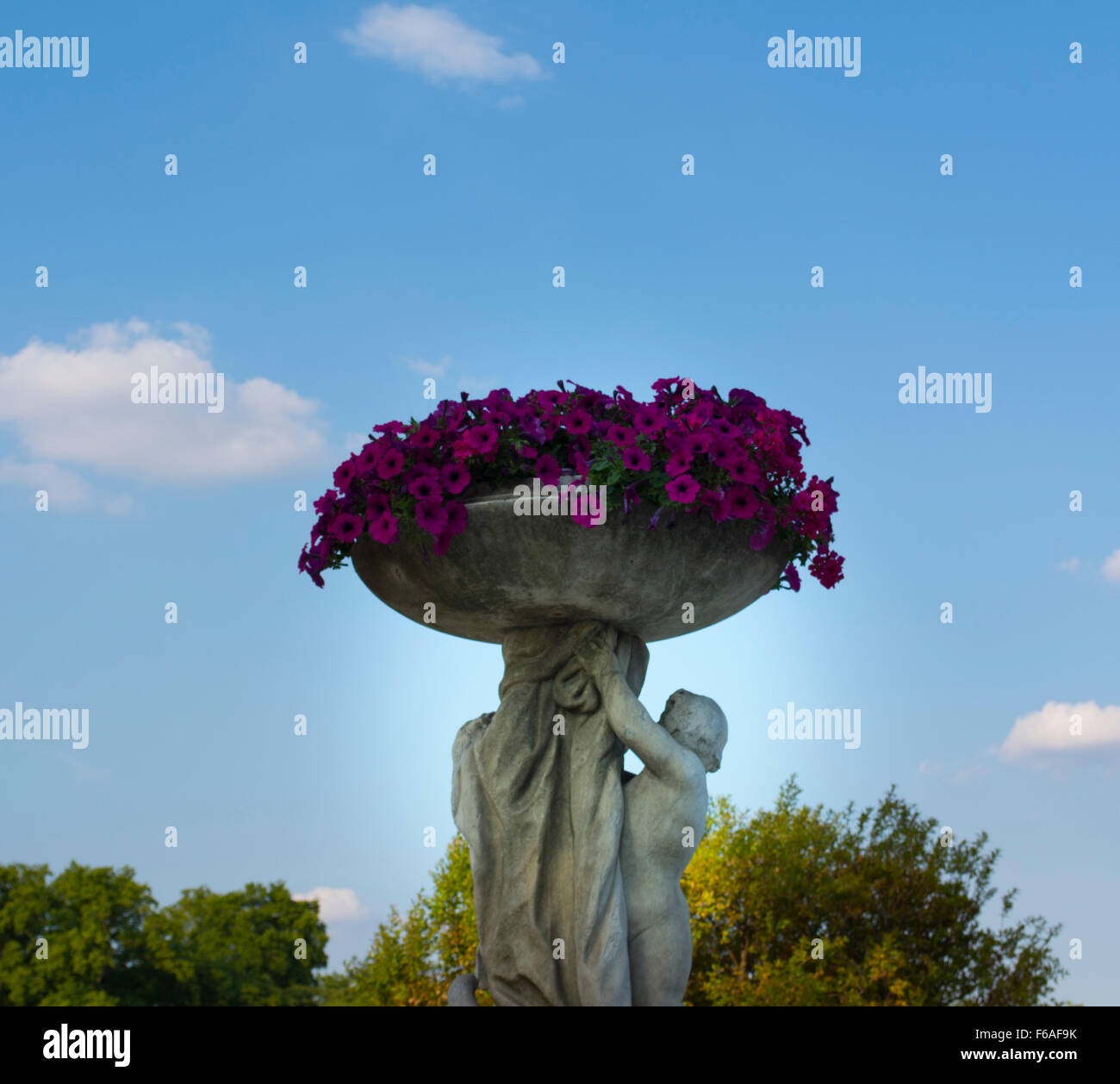 Estatuto de hermosas flores en Paris, Francia Foto de stock