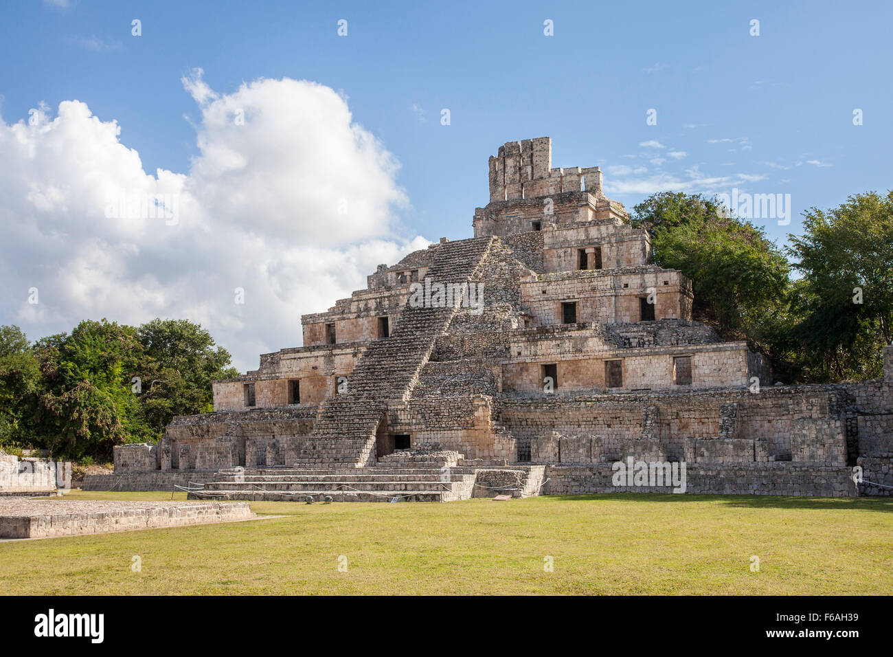 La pirámide de cinco pisos en las ruinas mayas de Edzná, Campeche. Foto de stock