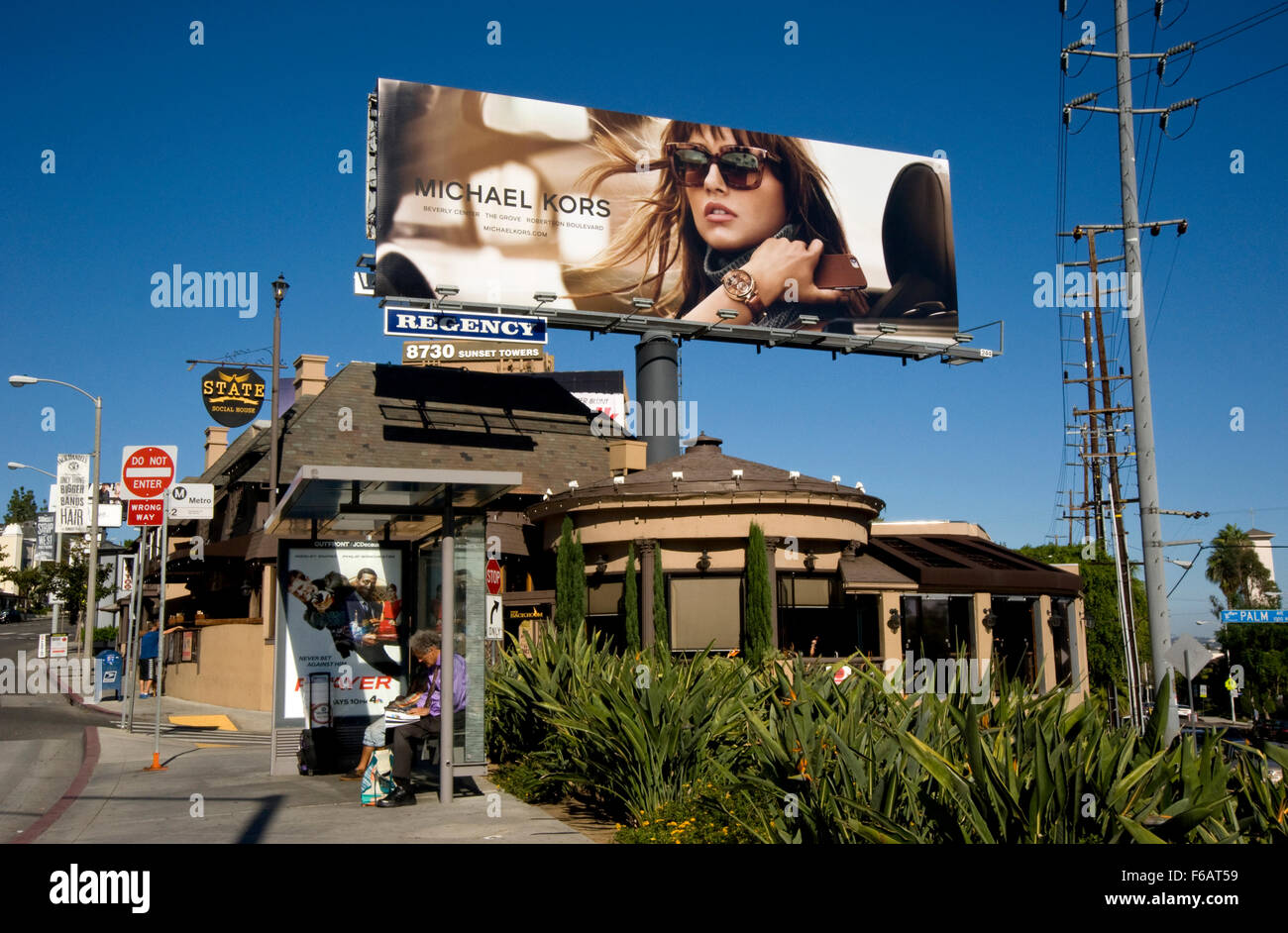 Cartelera de moda durante el Sunset Strip Foto de stock