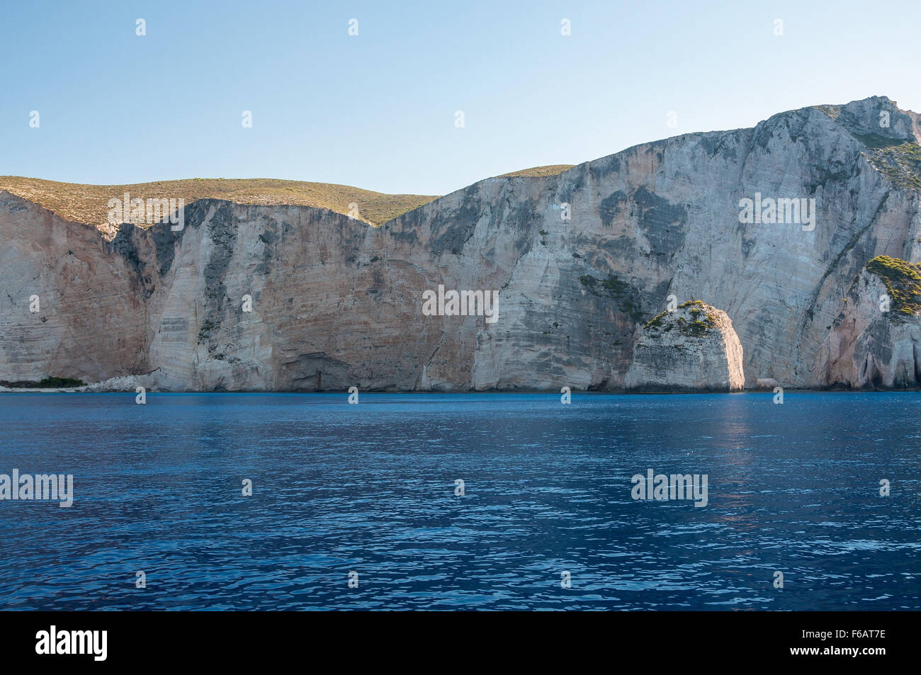 Hermoso acantilado de la costa de la isla de Zakynthos visto desde el mar Foto de stock