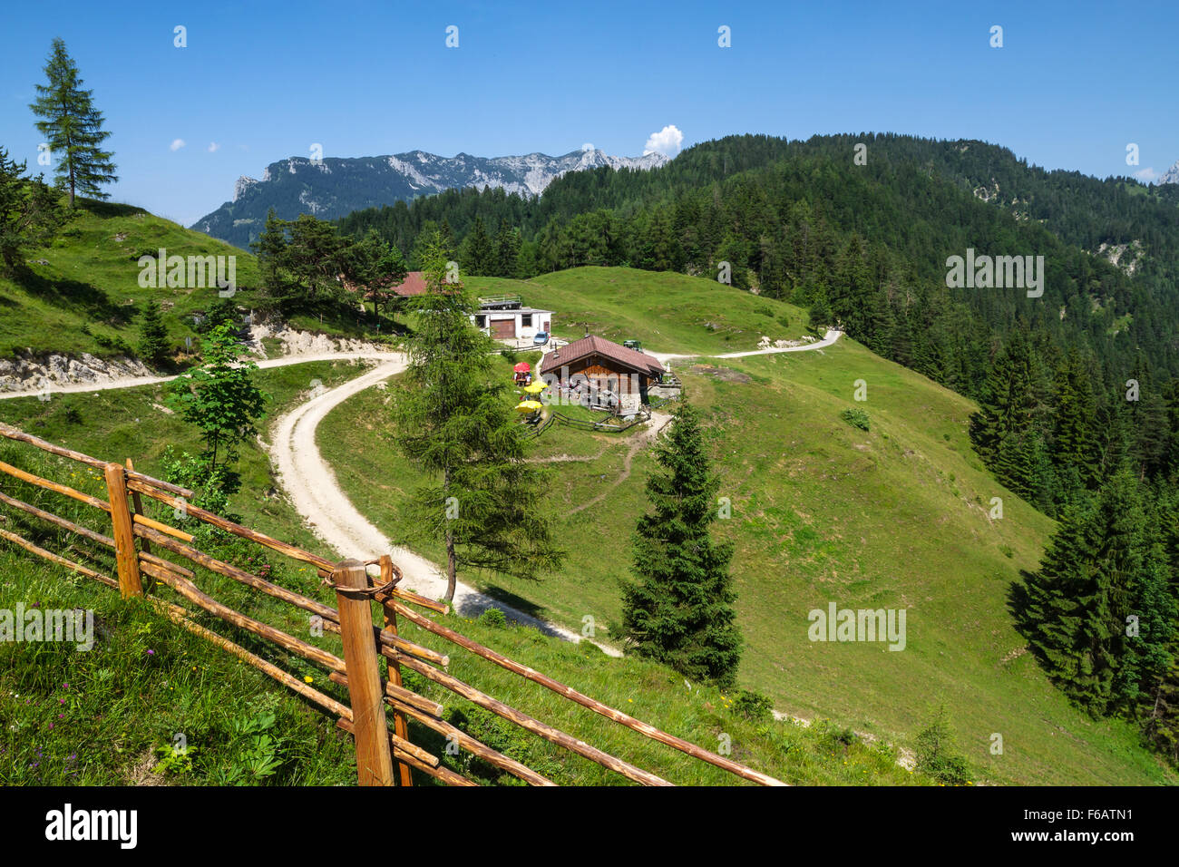 Escena rural en las montañas cerca de Brentenjochalm. Alpes, Austria, Tirol. Foto de stock