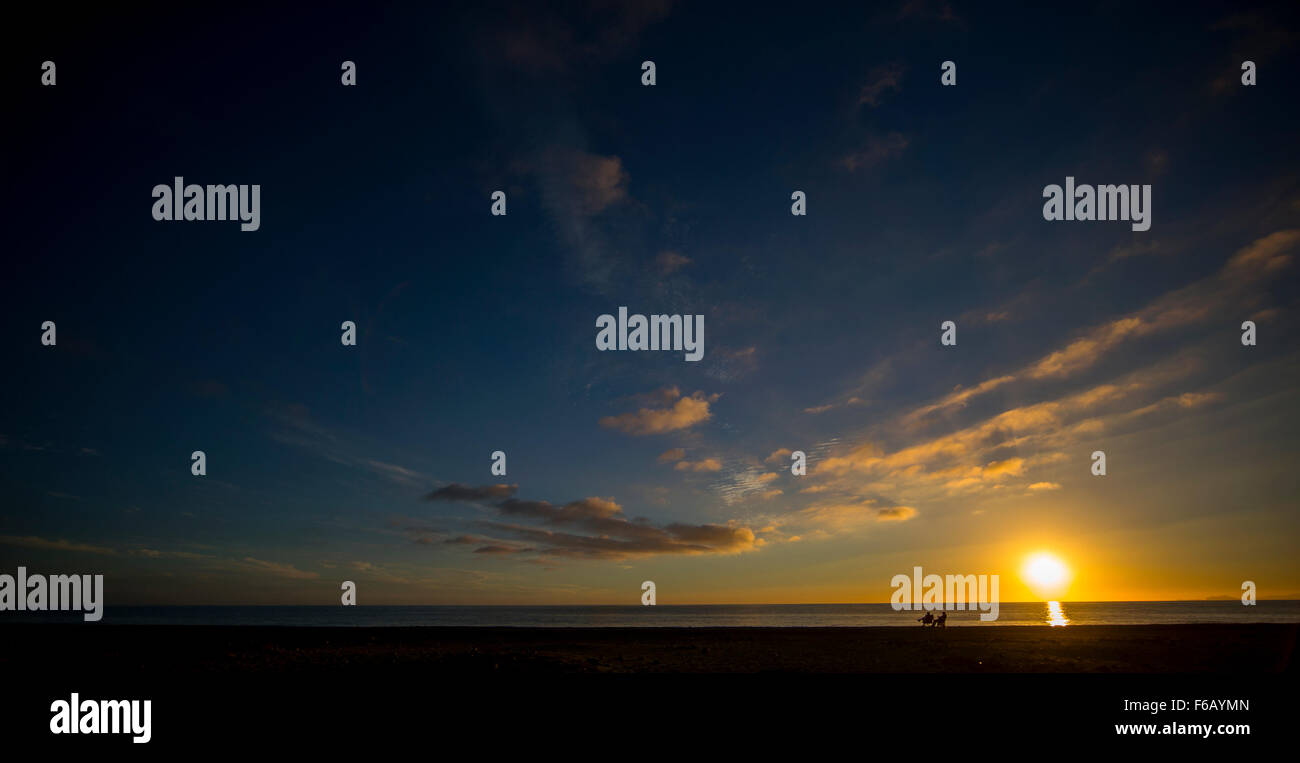 Disfruta de otra puesta de sol en California, con vistas al Océano Pacífico Foto de stock