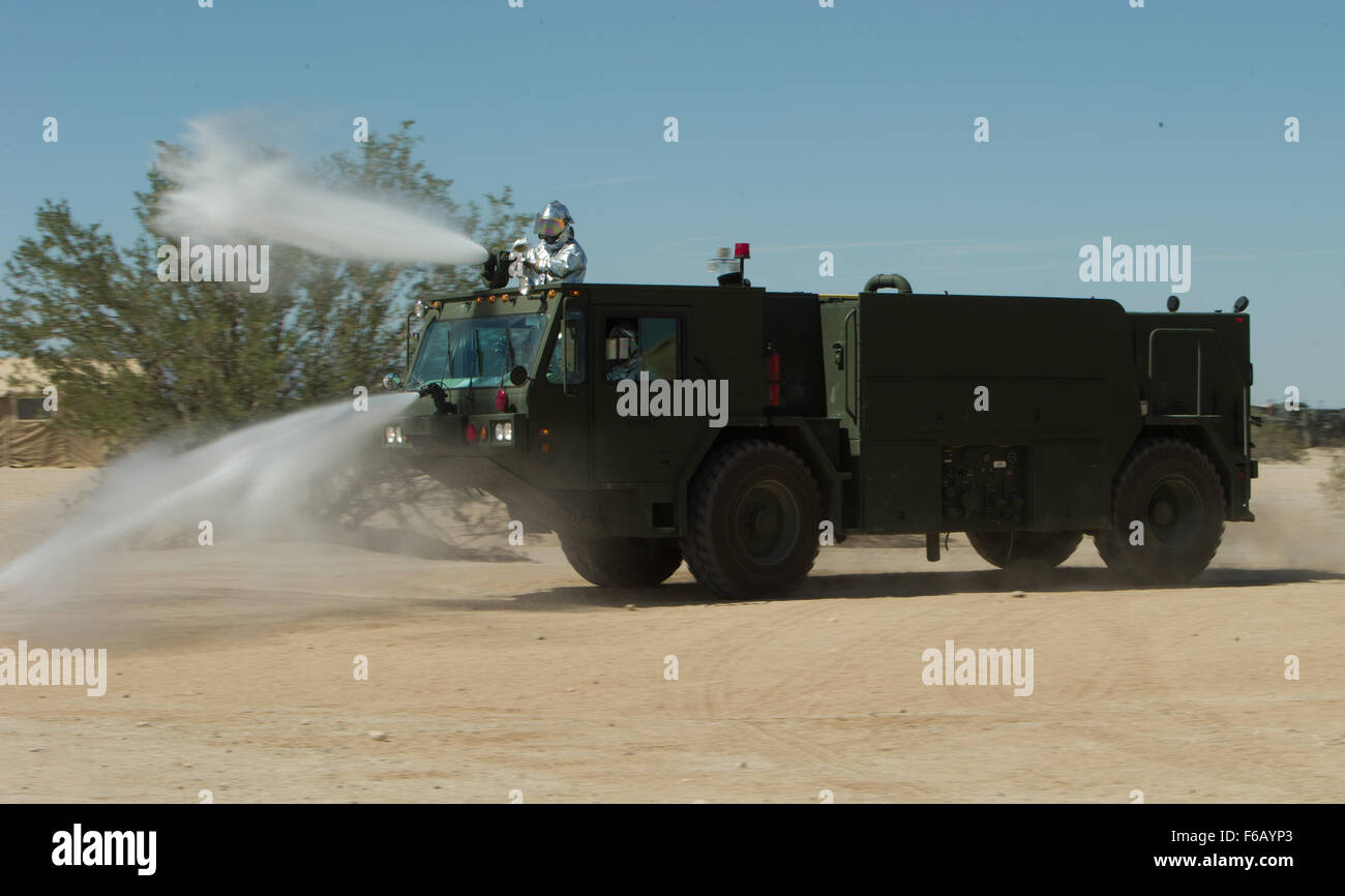 Los Marines de Estados Unidos con el apoyo del ala Marina 374, el Escuadrón de Rescate y Extinción de Incendios, demostrar un taladro para tratar el aire tierra apoyan a los estudiantes en armas y tácticas Instructor (WTI) Curso 1-16 area de formación el 19 de septiembre, 2015, Yuma, Arizona esta familiarización tour es aparte del WTI 1-16, un evento de capacitación de siete semanas, acogido por la Aviación Marina armas y tácticas de escuadrón MAWTS Uno (cuadro 1), que enfatiza la integración operacional de las seis funciones de aviación del Cuerpo de Infantería de Marina en apoyo de una masa de aire marino Task Force. MAWTS-1 proporciona entrenamiento táctico avanzado estandarizado y certi Foto de stock