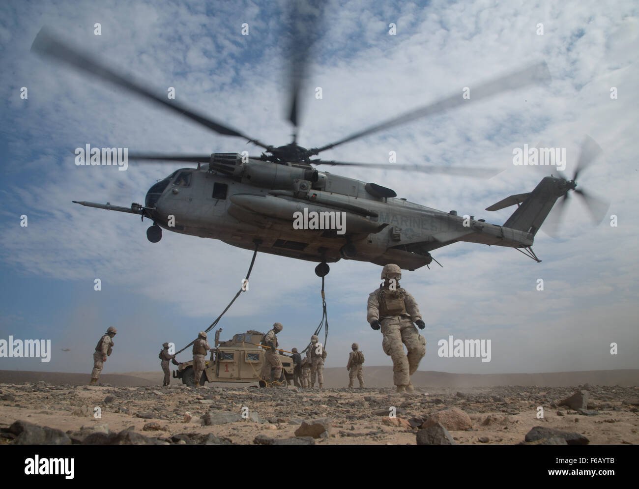 Los Marines de Estados Unidos con el apoyo de aterrizaje, 1ª Compañía del Batallón de Apoyo de Transporte, 1º Regimiento de logística de combate, prepare un tipo CH-53E Super Stallion externamente a levantar un Humvee durante un asalto tácticas de soporte en la zona de aterrizaje de ejercicio Bull, Chocolate Antena Montaña Tiro, California, 12 de octubre de 2015. Esta formación es la evolución aparte de armas y tácticas Instructor (WTI) 1-16, un evento de capacitación de siete semanas, acogido por la Aviación Marina armas y tácticas de escuadrón MAWTS Uno (cuadro 1), que enfatiza la integración operacional de las seis funciones de aviación del Cuerpo de Infantería de Marina en apoyo de un aire marino Foto de stock