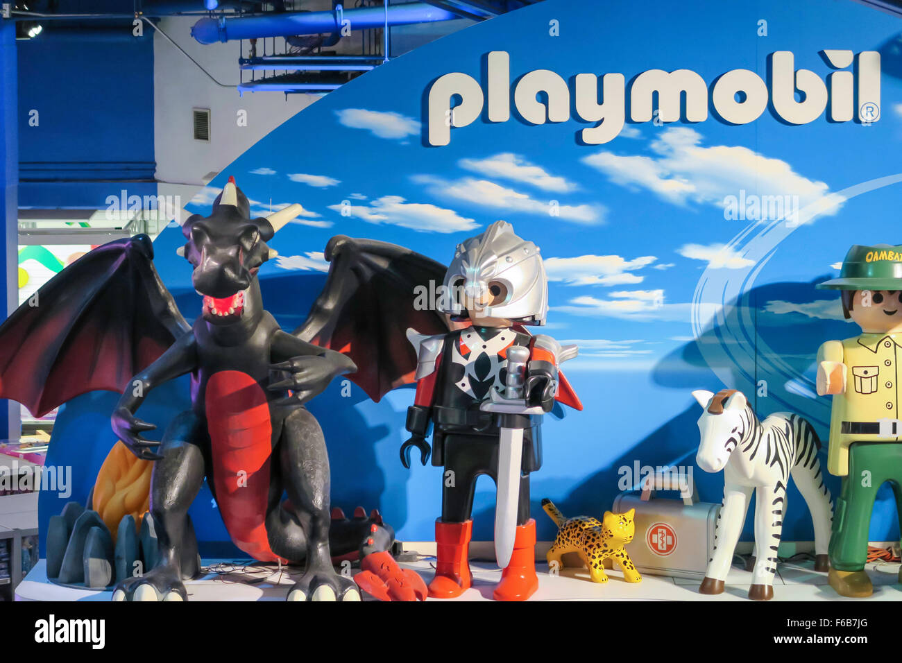 Interior de Toys R Us en Times Square, NYC Fotografía de stock - Alamy