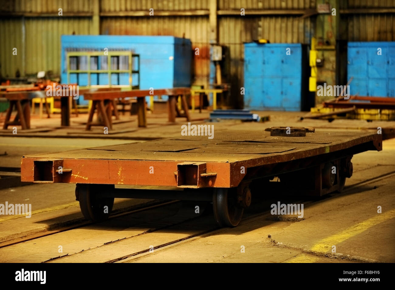 Captura industrial con el interior de una antigua fábrica de servicio pesado Foto de stock