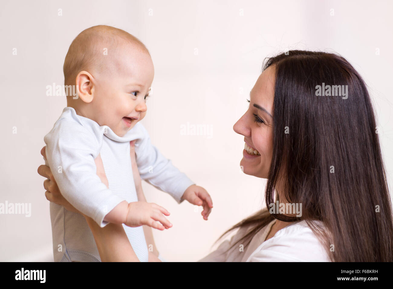 Mamá sonriente Celebración baby boy Foto de stock