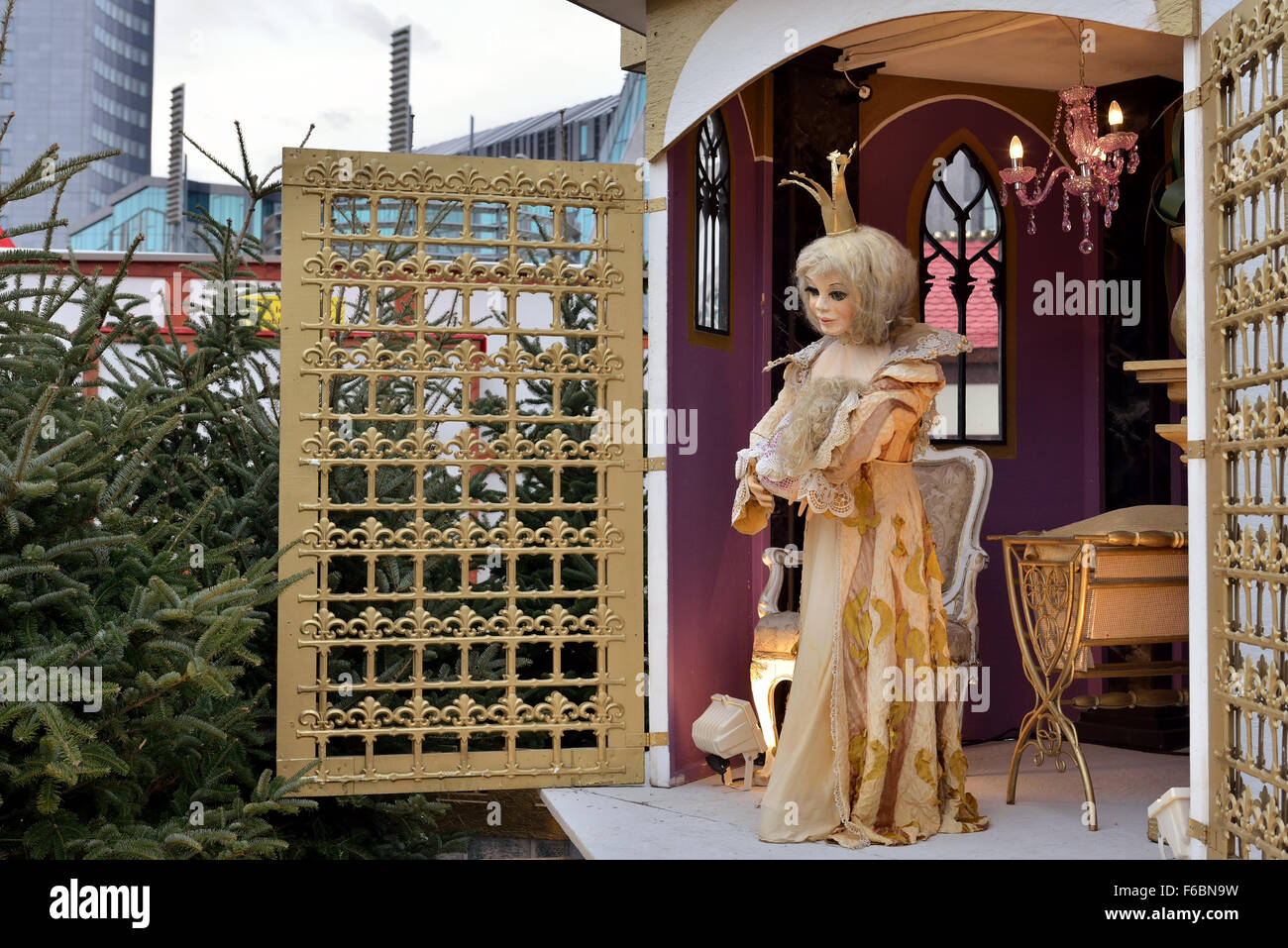 Las escenas que ilustran el folclore alemán y magia cuentos para niños instalados en mercado de Navidad en Leipzig, Alemania Foto de stock