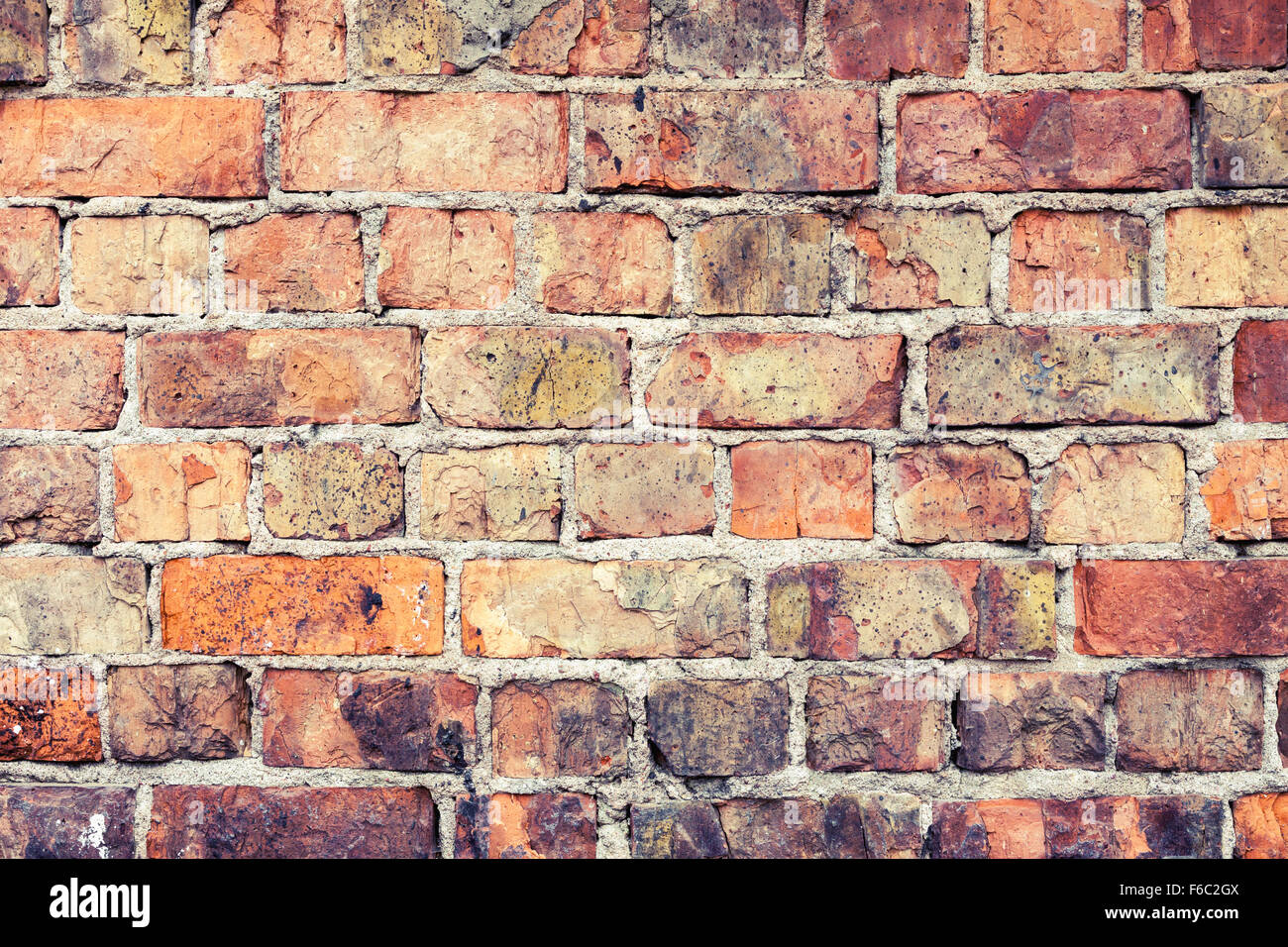 Grunge fondo urbano de una pared de ladrillo con un ligero efecto de proceso cruzado Foto de stock