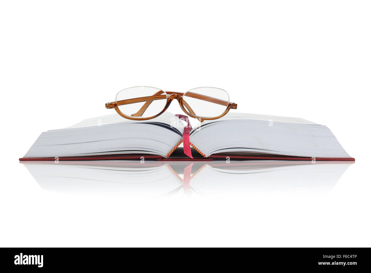 Gafas de lectura en abierto un libro de tapa dura con espacio de copia Foto de stock