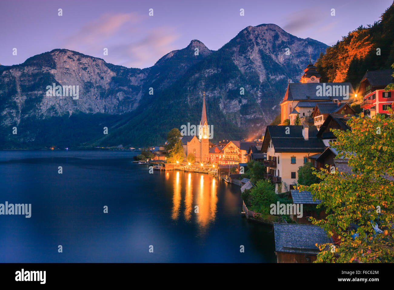 Amanecer en Hallstatt, en Alta Austria es una aldea en el Salzkammergut, una región de Austria. Foto de stock