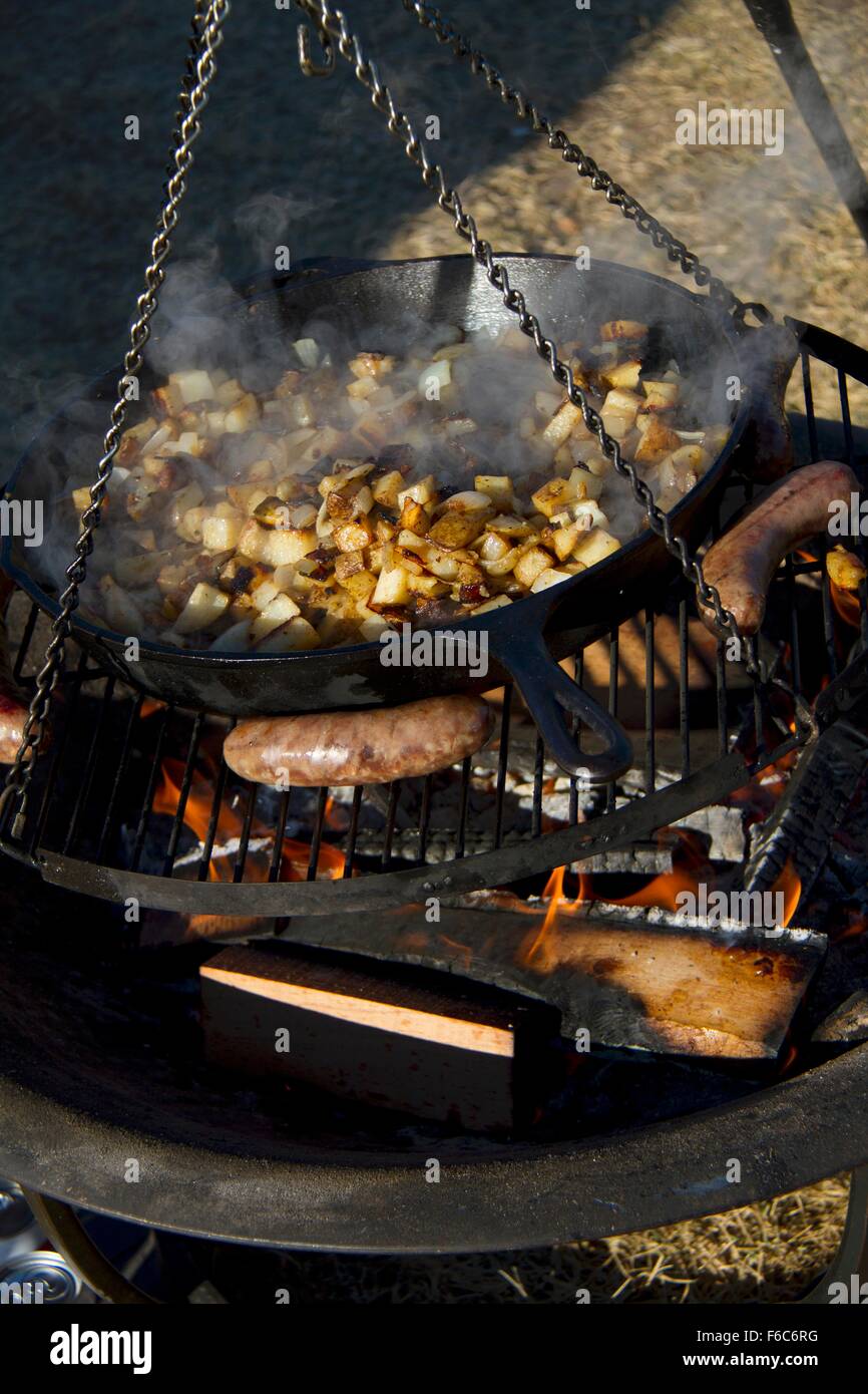 Patatas y mocosos y cocinar en fuego abierto Foto de stock