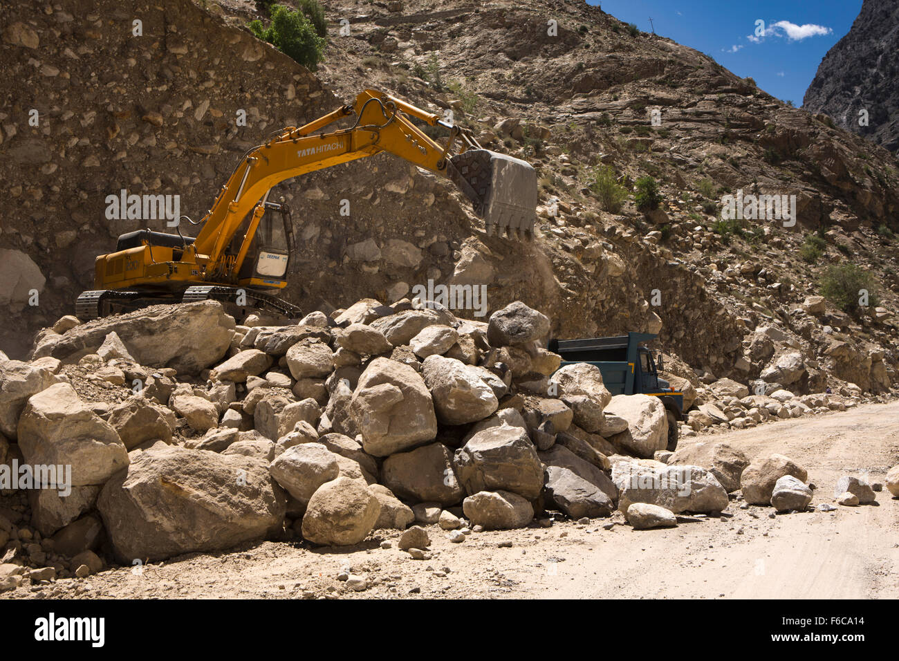 India, Himachal Pradesh, Kinnaur, Tashigang, Khab, Tata excavadoras Hitachi, el desmonte de grandes desprendimientos de autopista Hindustan-Tibet Foto de stock