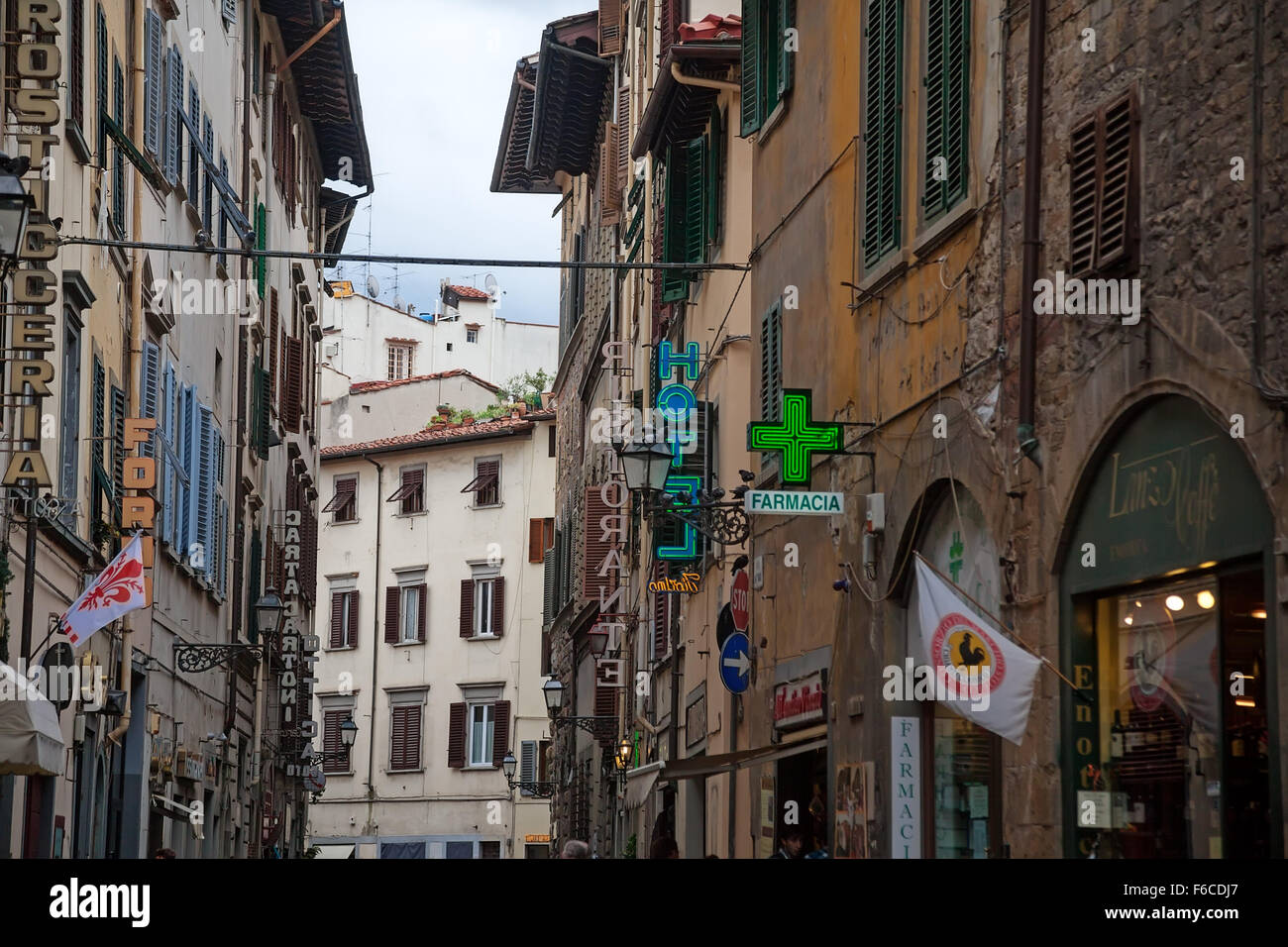 Florencia (Firenze), Italia - Octubre 09, 2012: la antigua calle angosta Foto de stock
