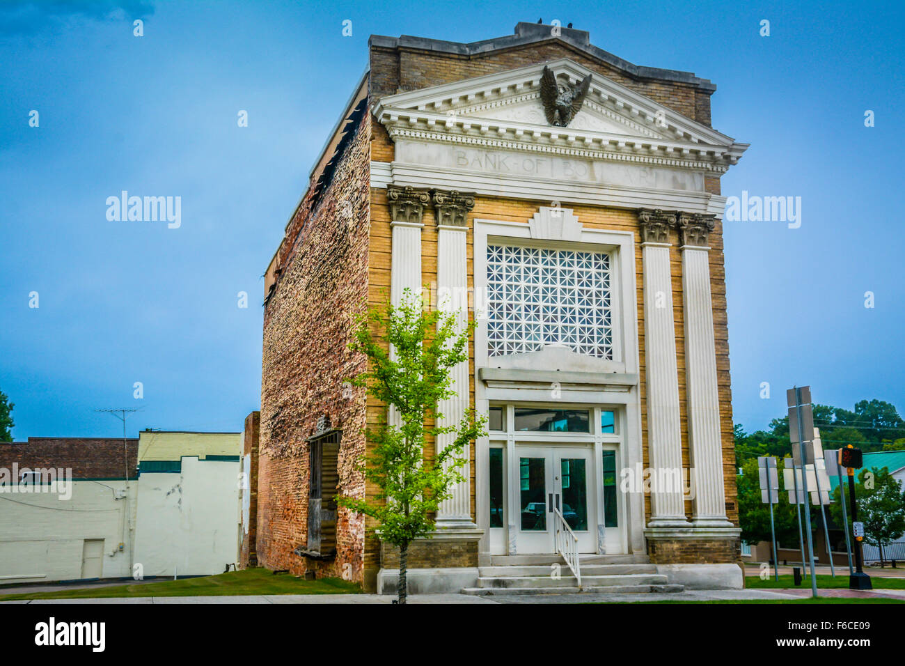 Antigua casa señorial edificio creado Banco histórico con una fachada de estilo arquitectónico Renacimiento Griego,; exponiendo el ladrillo antiguo renovado Foto de stock