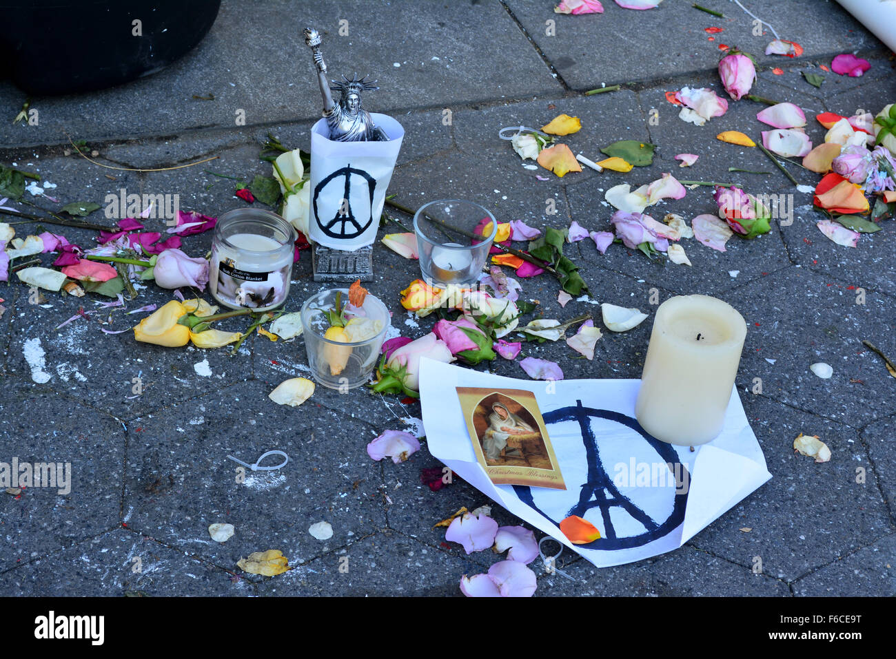 Memorial en la Ciudad de Nueva York después de los ataques terroristas en París. Foto de stock