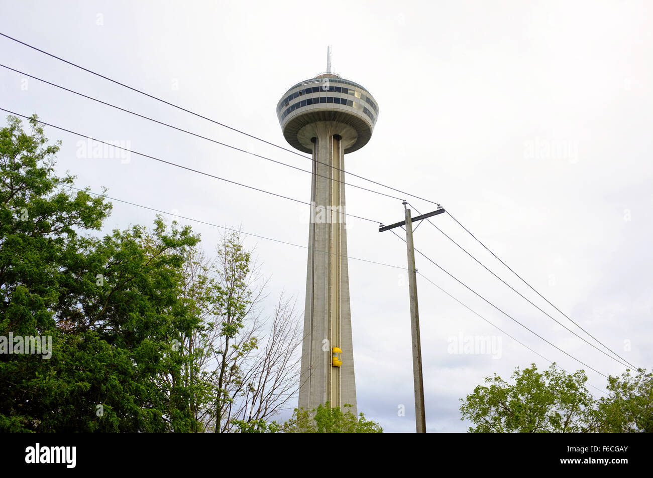 El Skylon torre de observación en la ciudad canadiense de las Cataratas del Niágara en Ontario. Foto de stock