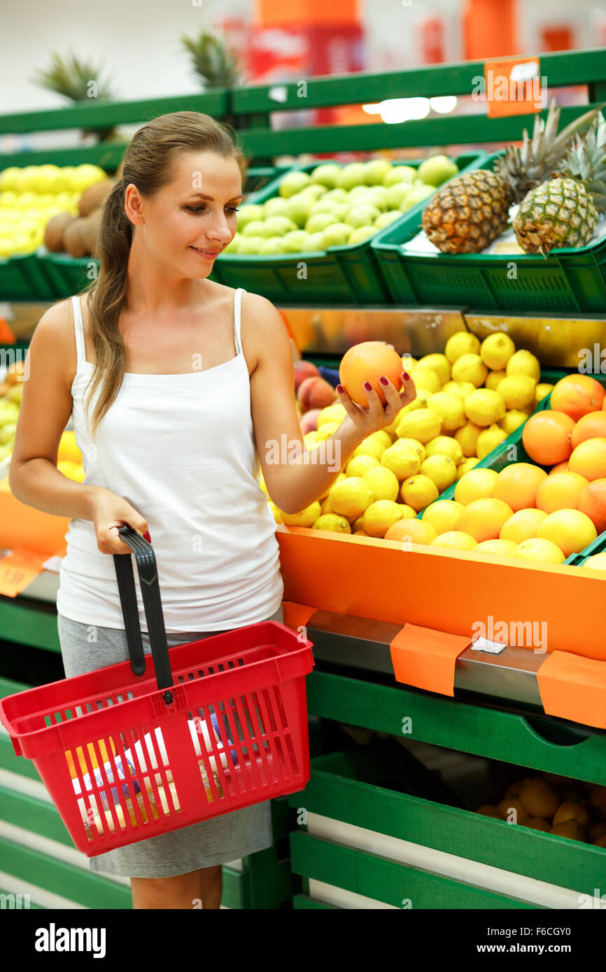 Joven Mujer Hermosa Compras En El Supermercado En El Departamento De Frutas Y Verduras 2514