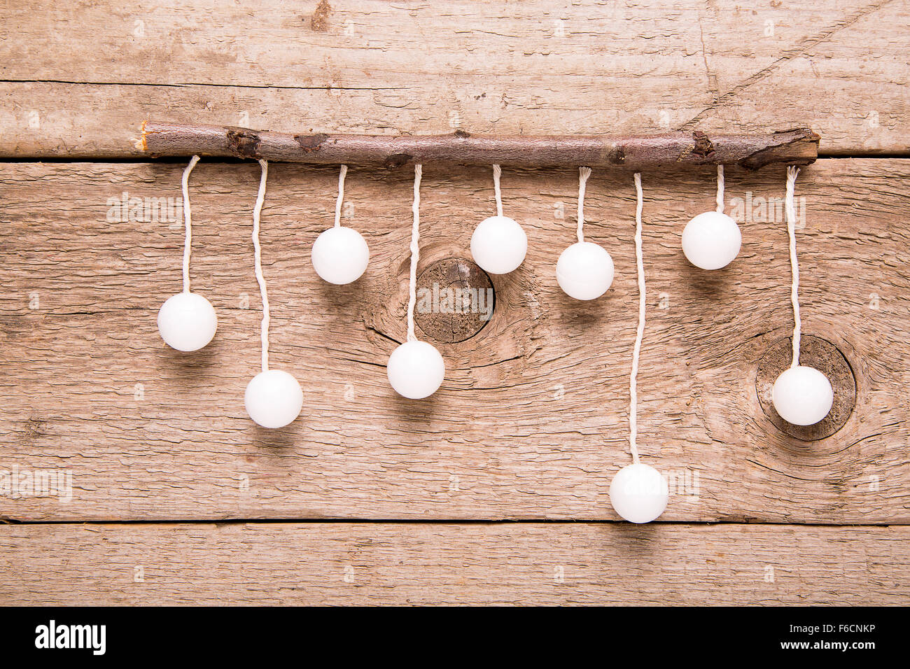 Tarjeta de felicitación de Navidad, colgando la bola blanca sobre fondo de madera Foto de stock