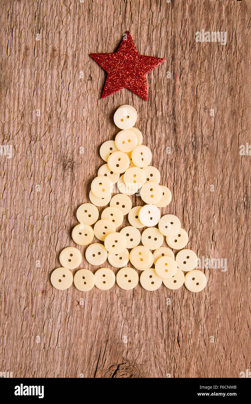 Botones blancos como decorativos de madera de árbol de Navidad en el fondo vintage Foto de stock