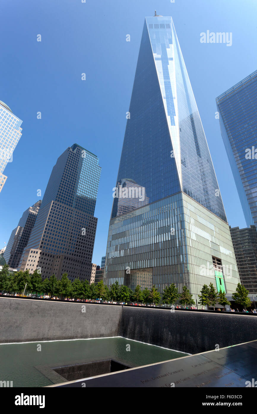 NEW YORK, NY - Julio 11, 2015: la Torre de la libertad, y el Memorial Fountain en conmemoración de los ataques del 11 de septiembre de 2001, encuentra en baja Foto de stock