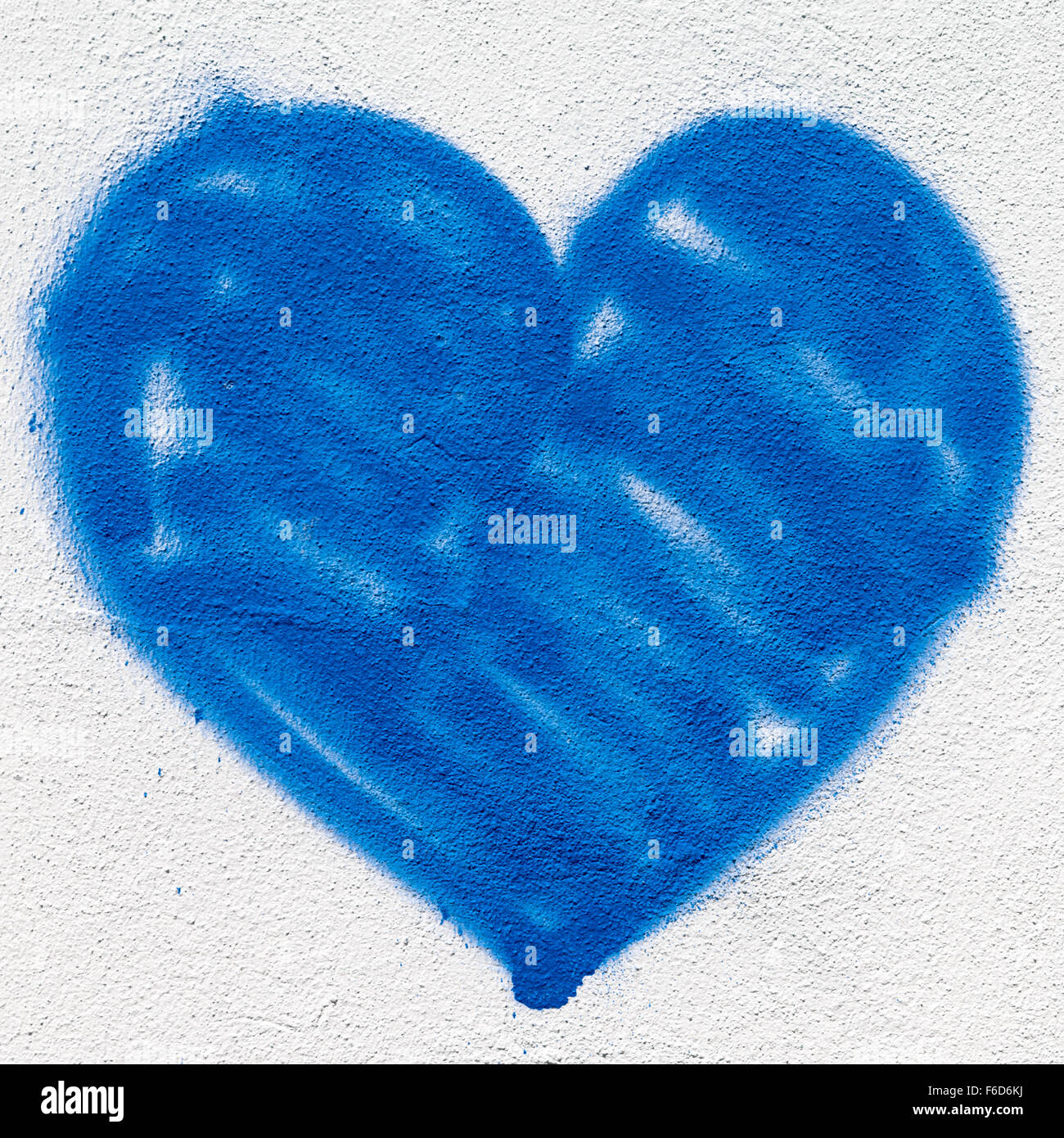 Un gran corazón azul, pintado en la pared con pintura en aerosol. Foto de stock
