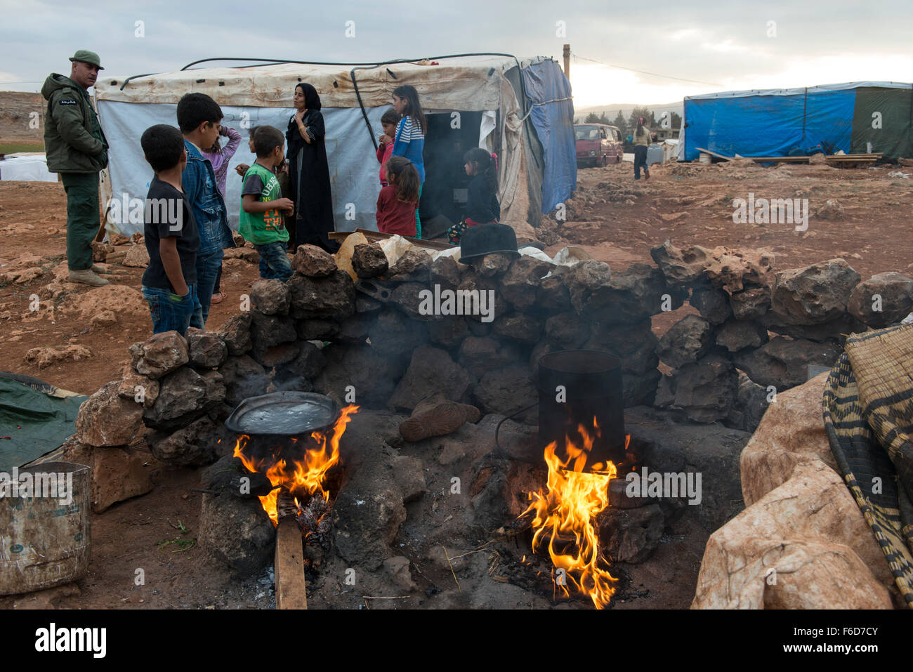 Valle de Beqaa Líbano, Deir el Ahmad, campamento de refugiados sirios, cocina exterior con fuego abierto Foto de stock