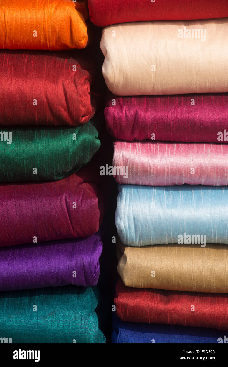 Paquetes de coloridas telas de seda para la venta, surajkund mela, Faridabad Haryana, India, Asia Foto de stock