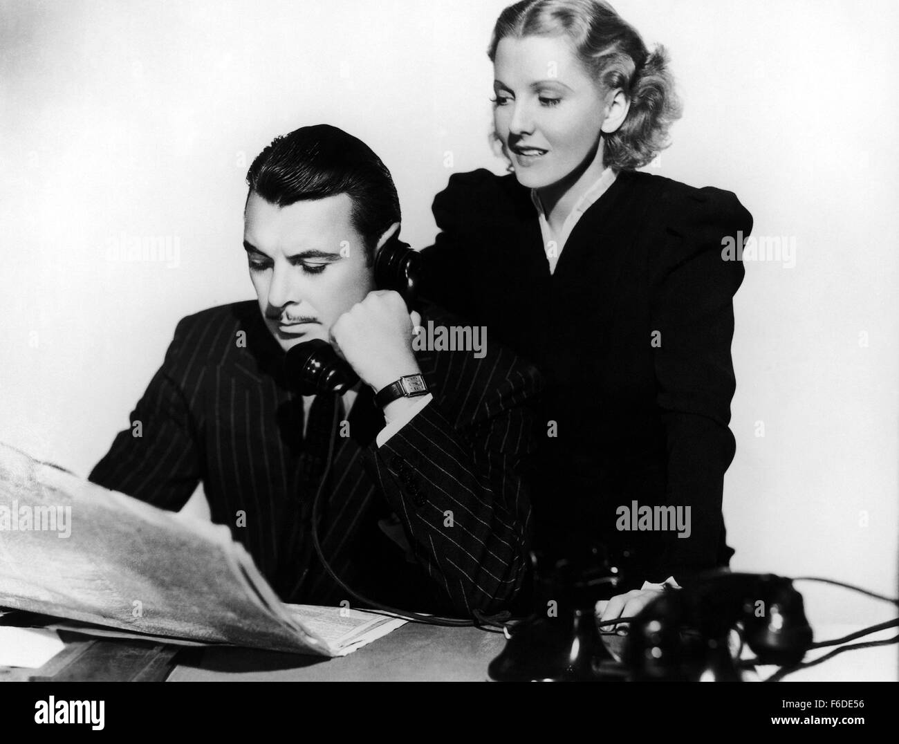 Fecha de lanzamiento: El 24 de diciembre de 1936. Película: más de un Secretario. Estudio: Columbia Pictures. Foto: Jean Arthur como Carol Baldwin y George Brent como Fred Gilbert. Foto de stock