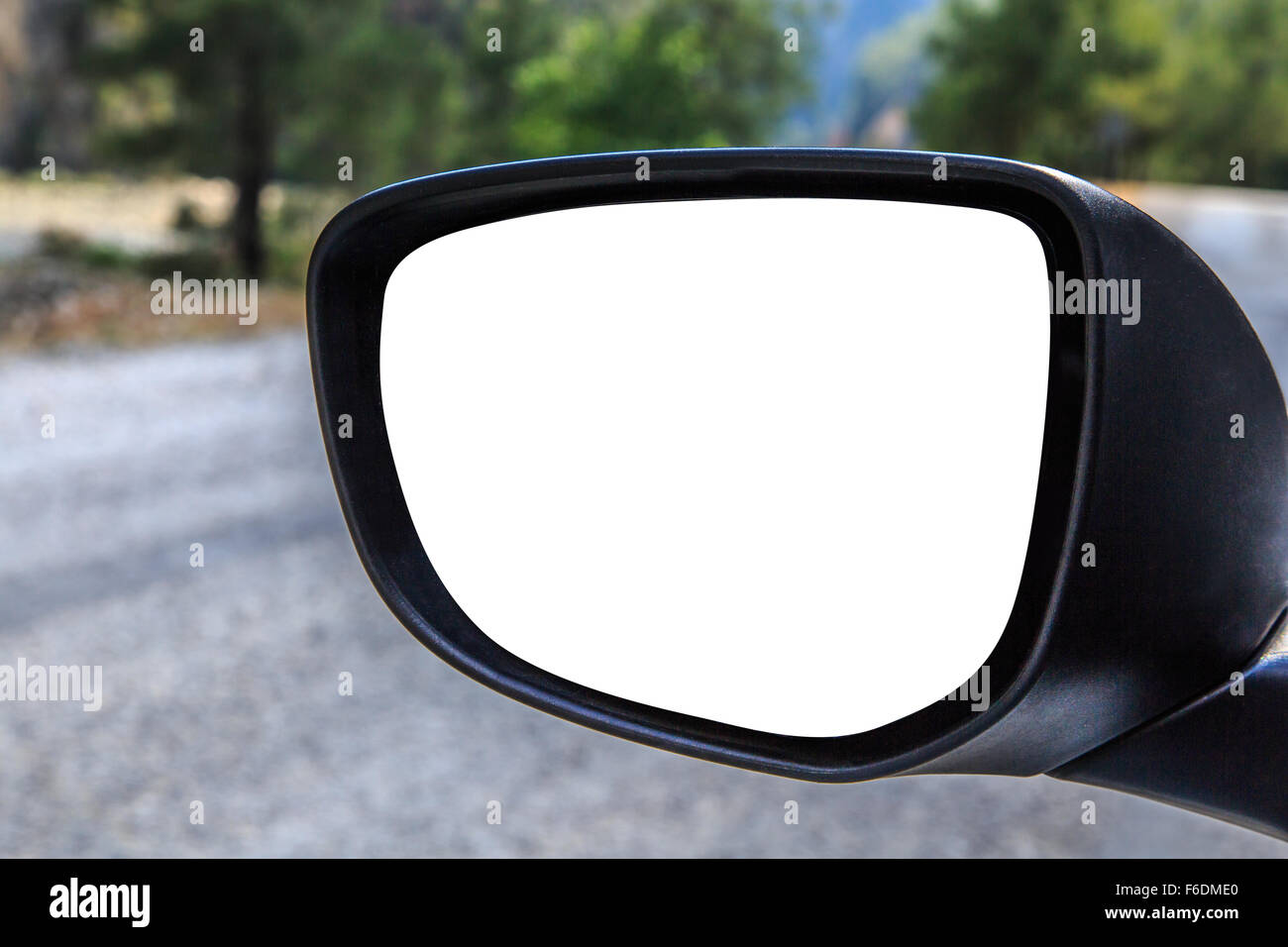 Cerrar vista frontal del espejo retrovisor de un coche con copia
