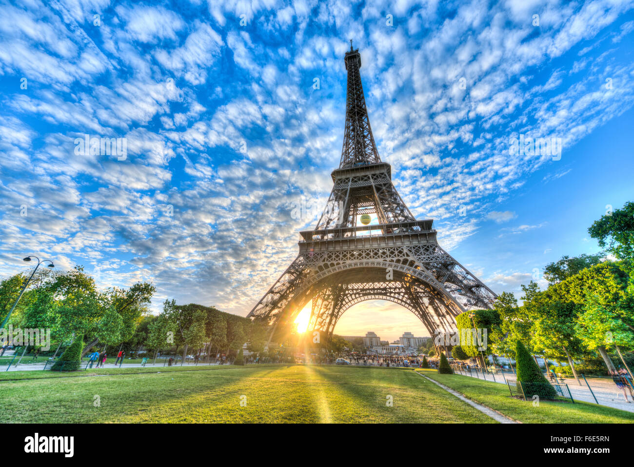 Puesta de sol detrás de la Torre Eiffel, Champs de Mars, París Ile-de-France, Francia Foto de stock
