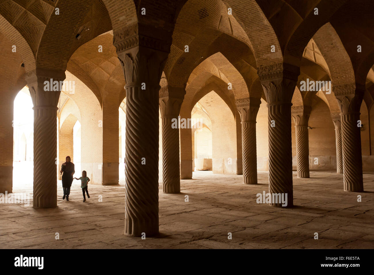 Madre con su hijo en la sala de oración de la Mezquita Vakil, Shiraz, Irán Foto de stock