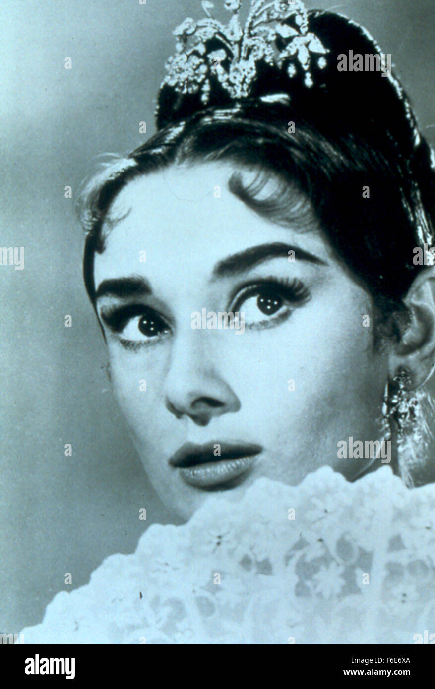 El 18 de mayo de 1956, Hollywood, CA, EE.UU., la actriz Audrey Hepburn en la película "Guerra y Paz". Foto de stock