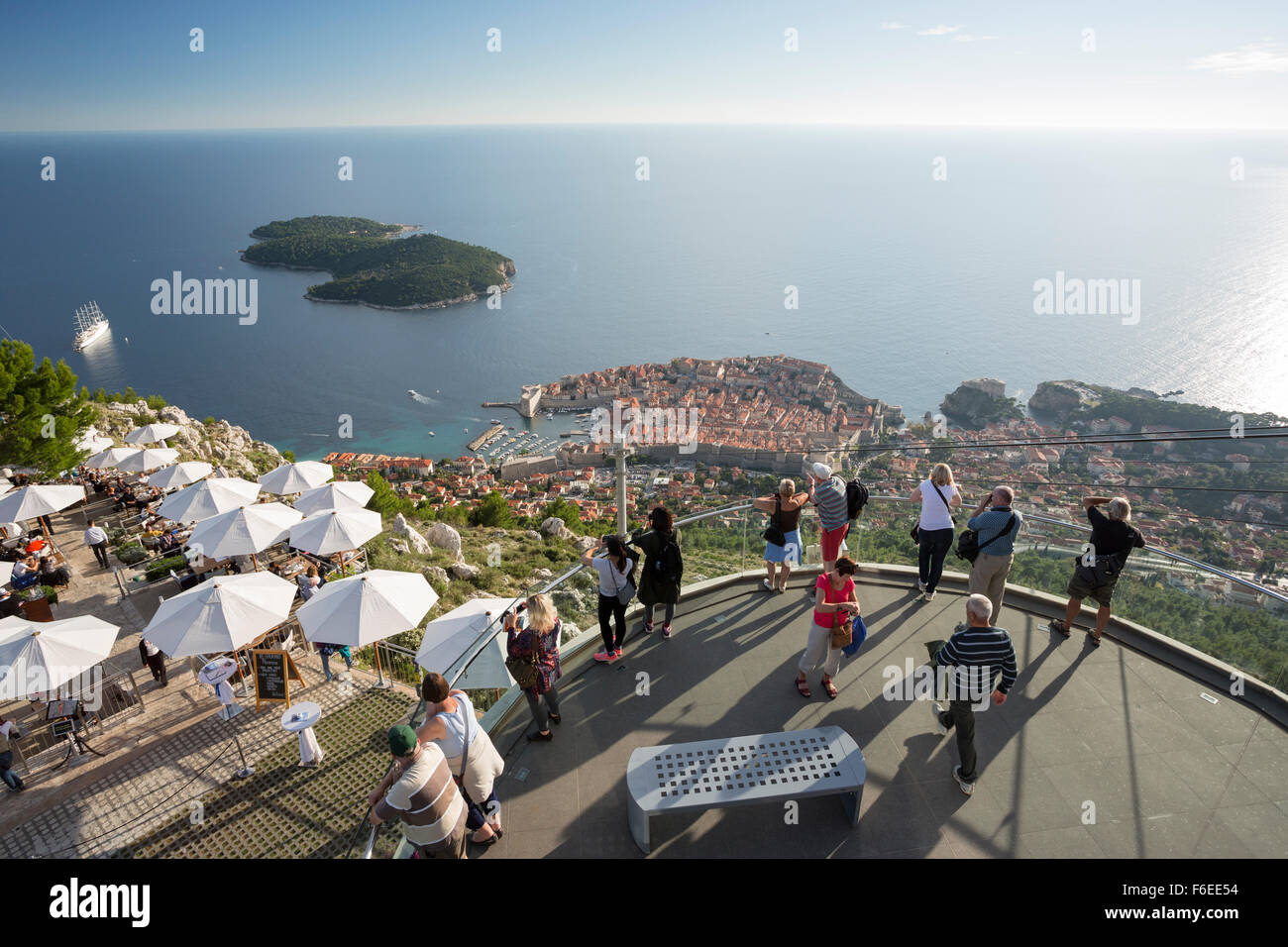 Las personas que vean de Dubrovnik y la isla Lokrum desde el punto de vista haciendo Restaurante Panorama del Monte Srd, Croacia Foto de stock