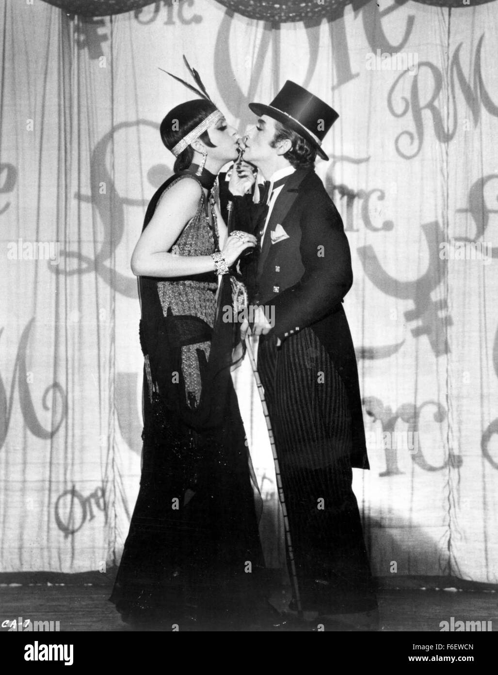 Jan 05, 1972; Hollywood, CA, EE.UU.; Liza Minnelli y Joel grey en una escena del drama musical "Cabaret" dirigido por Bob Fosse. Foto de stock
