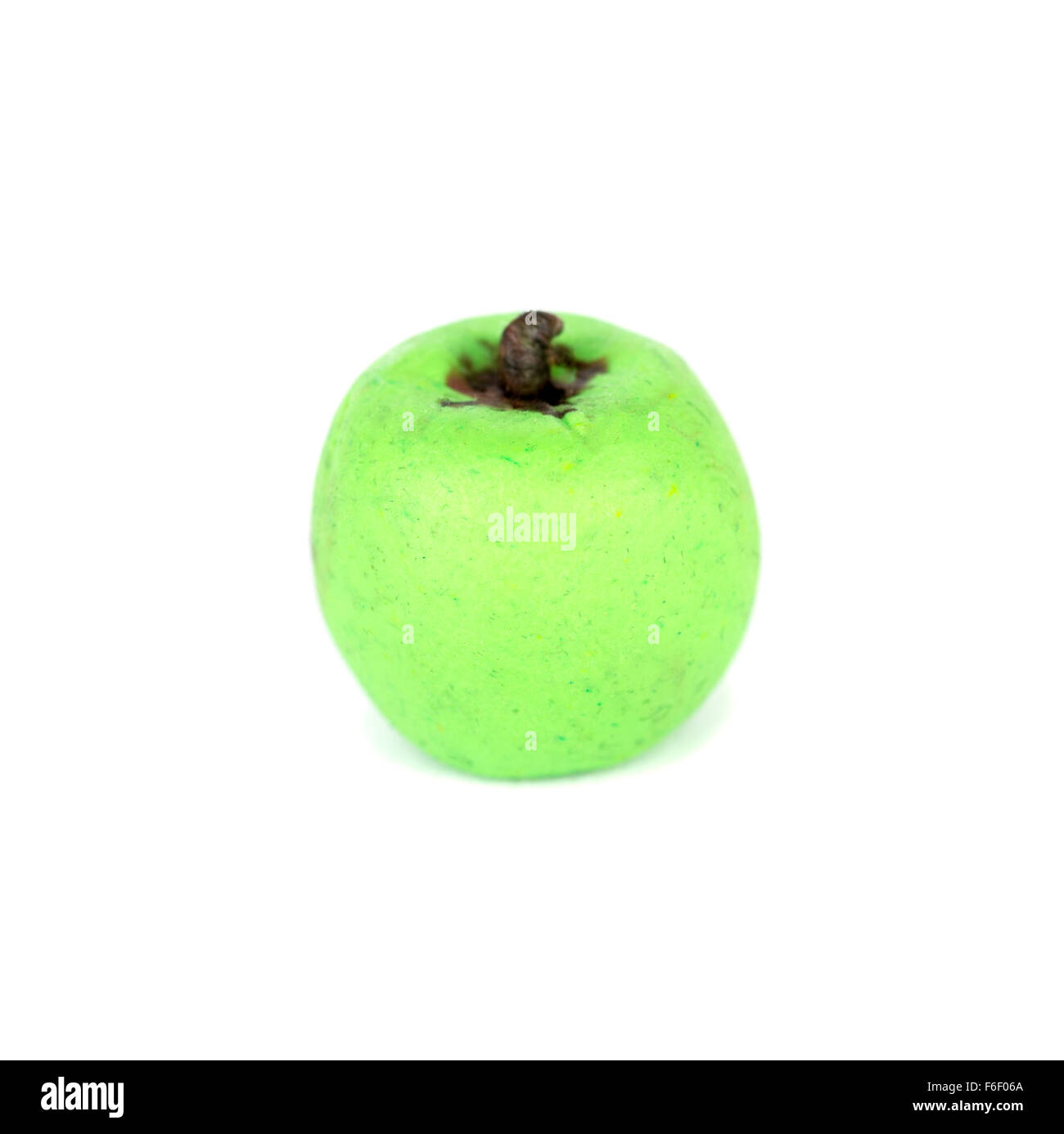 Hecho a mano la plastilina o arcilla para modelar la figura de una manzana verde sobre fondo blanco. Foto de stock