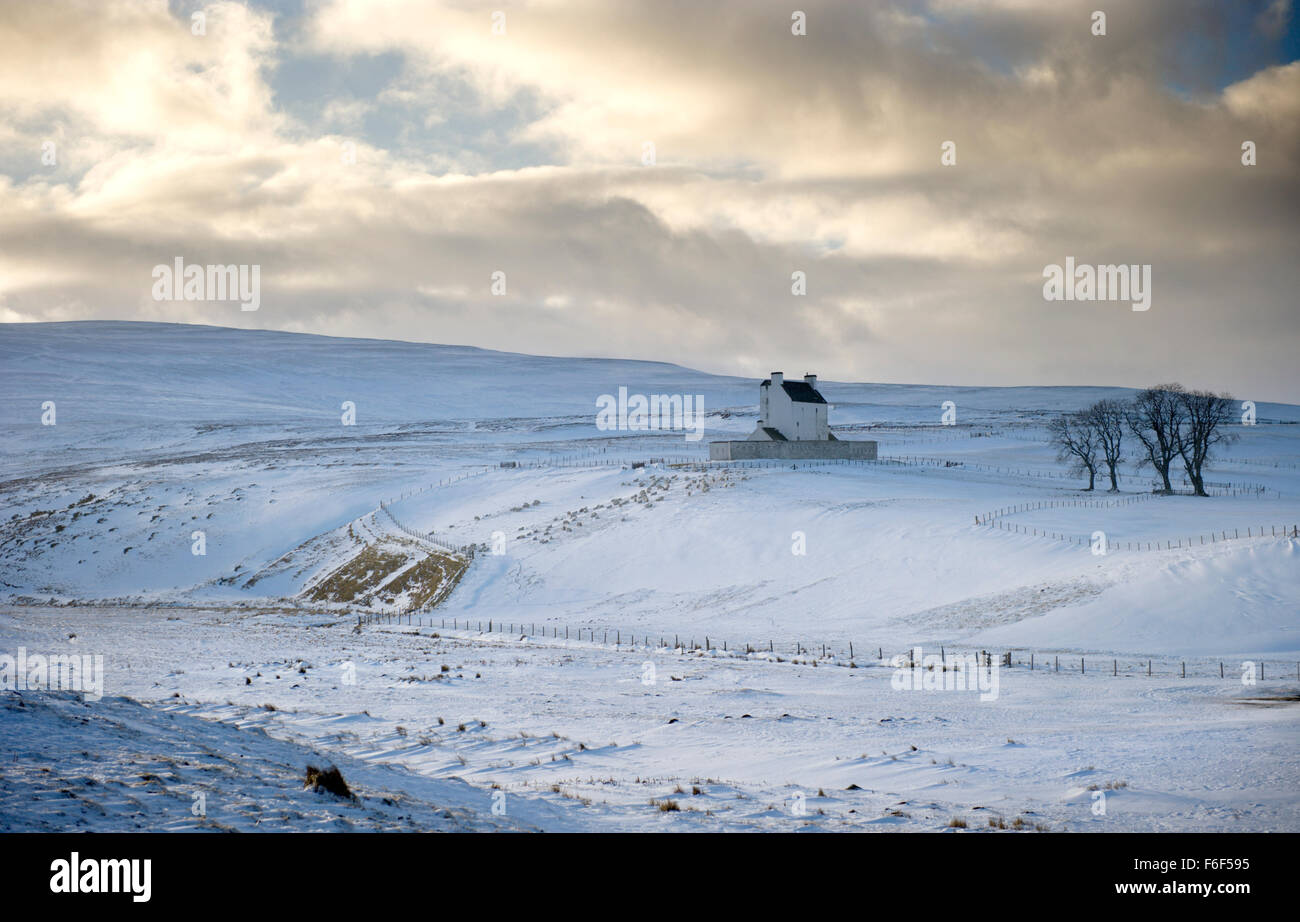 Un copo de nieve del invierno da Corgarff Castle en Aberdeenshire aún más sombrías y apariencia remoto Foto de stock