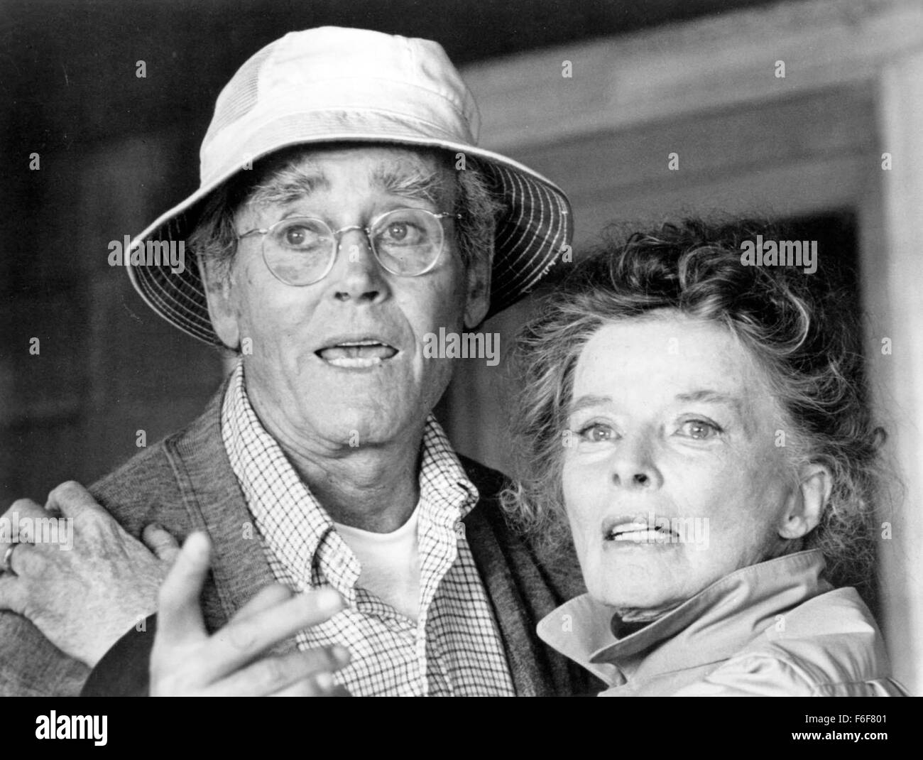 01 Apr, 1982; Hollywood, CA, EE.UU.; Henry Fonda y Katharine Hepburn en una escena de la película de 1982 "En el estanque dorado". Foto de stock