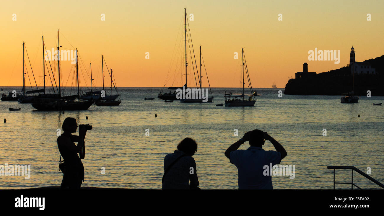 Los turistas filmando y viendo la puesta de sol en el Puerto de Sóller Foto de stock