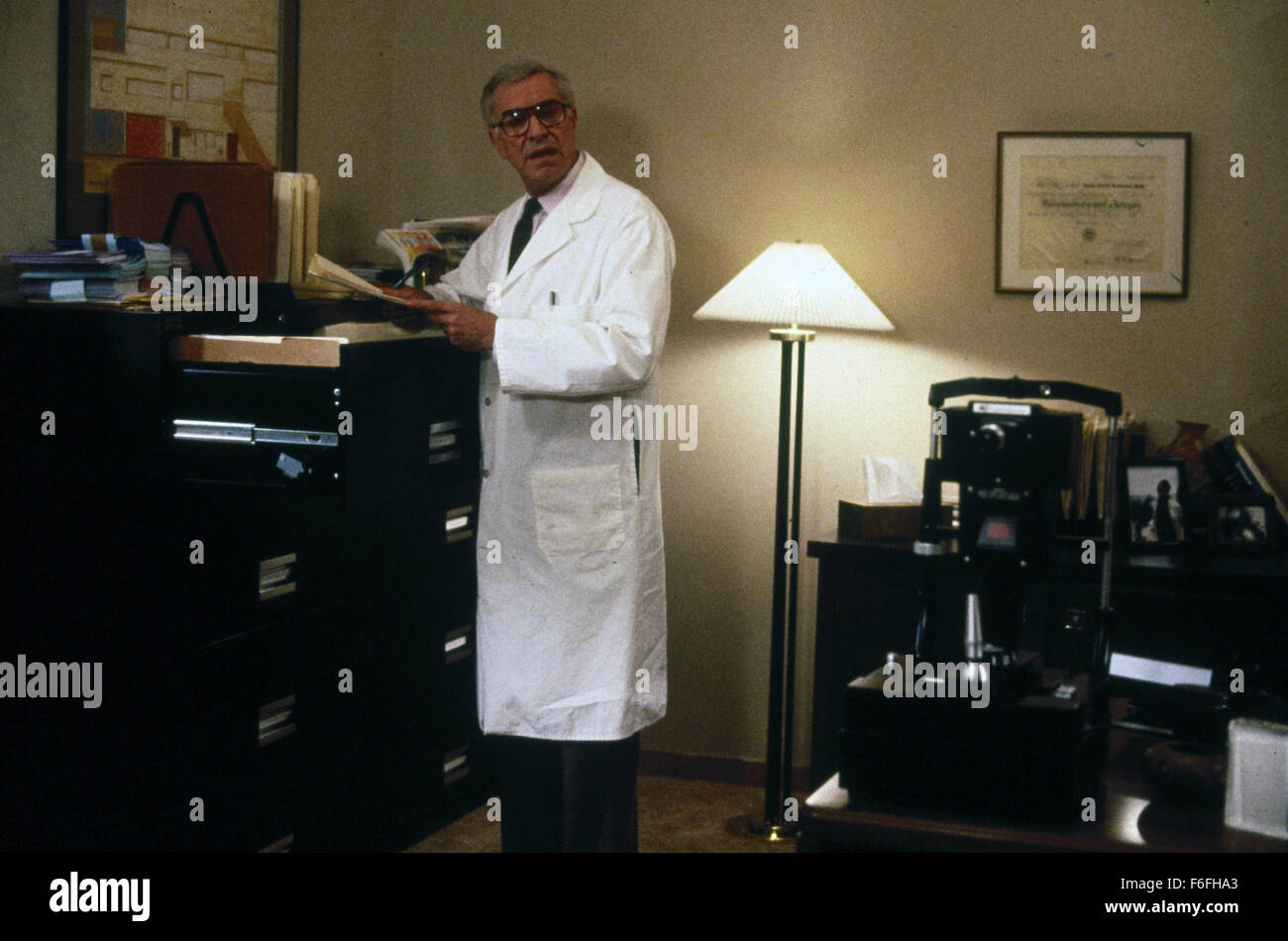 Oct 13, 1989; Nueva York, NY, EUA; MARTIN LANDAU como Judá Rosenthal en la película de drama cómico "delitos y faltas" dirigida por Woody Allen. Foto de stock